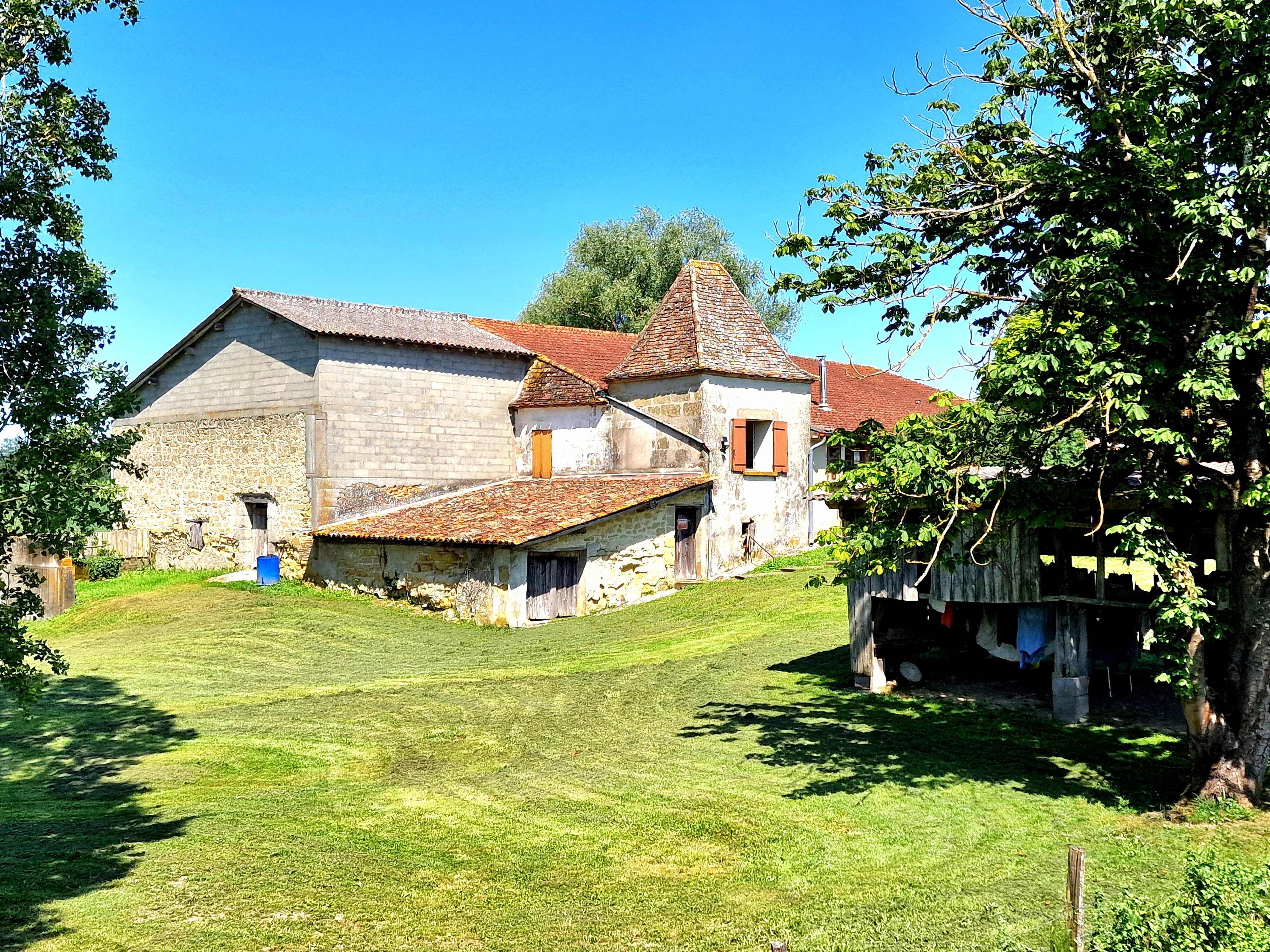 Maison en pierre de 3 chambres avec grange attenante et terrain