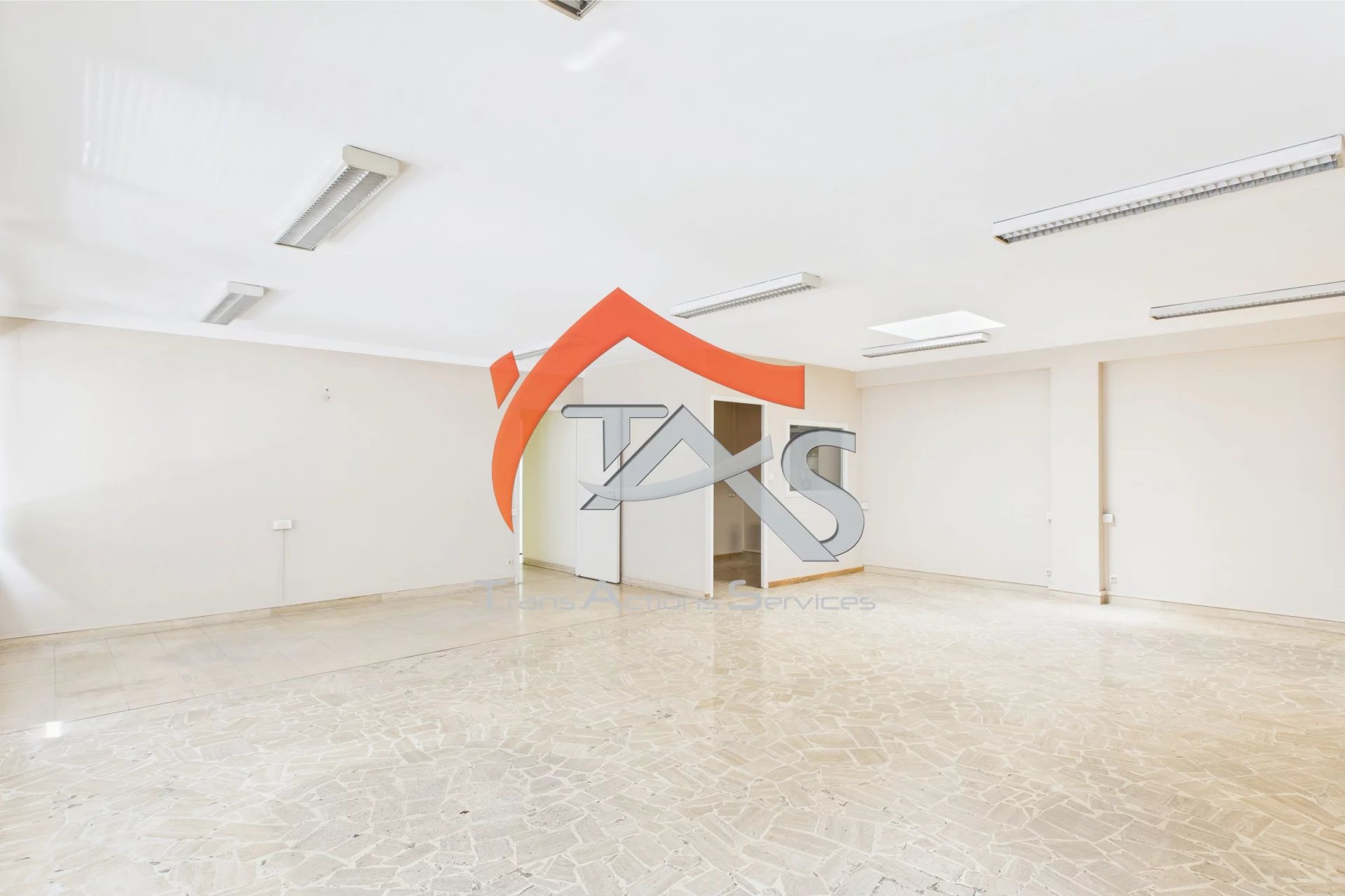 Local professionnel / Appartement à aménager de 141m² - Photo 2