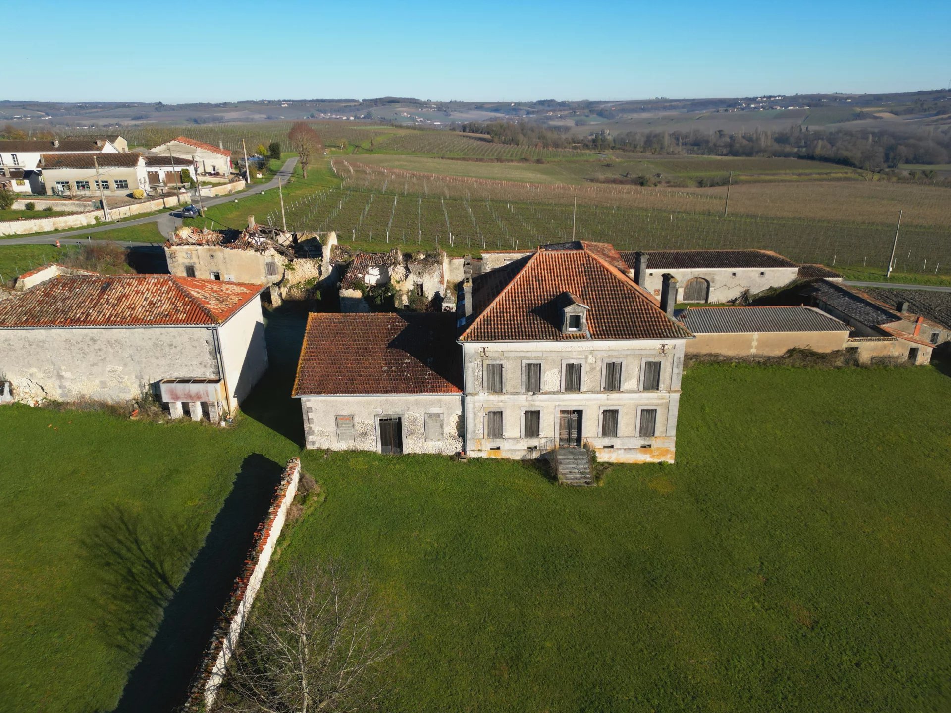 Maison de Maître à rénover avec nombreuses dépendances