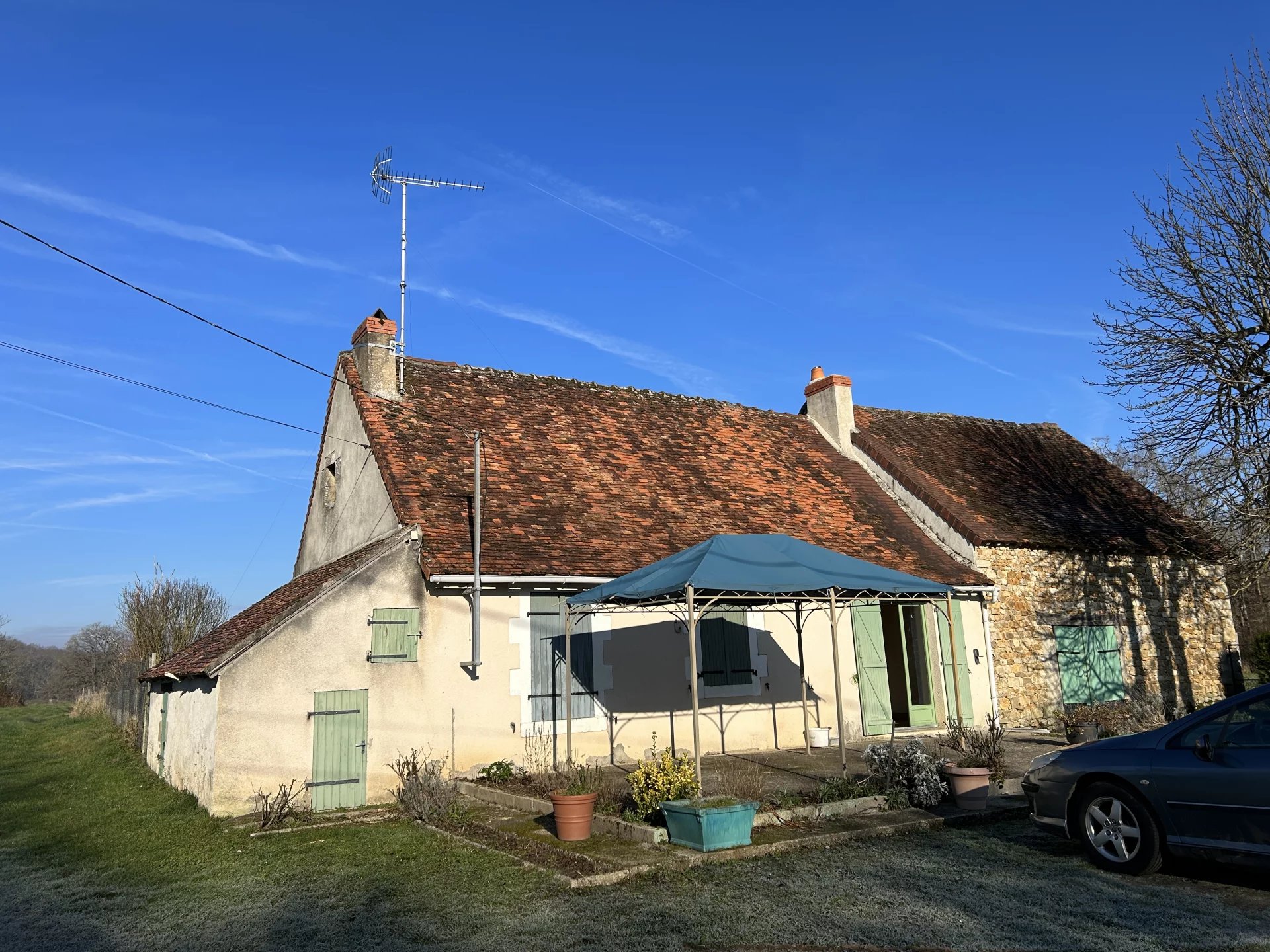 Belle maison de campagne dans un endroit calme