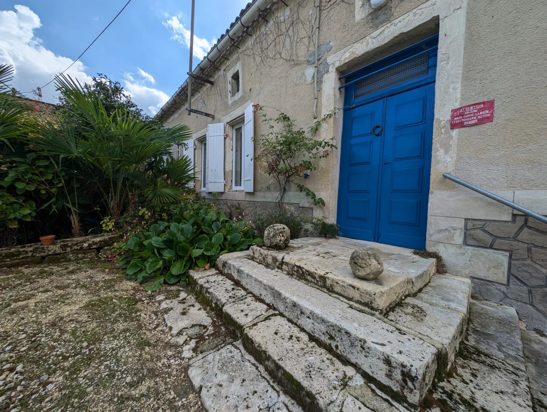 MAISON EN PIERRE + DEPENDANCES, ET PISCINE