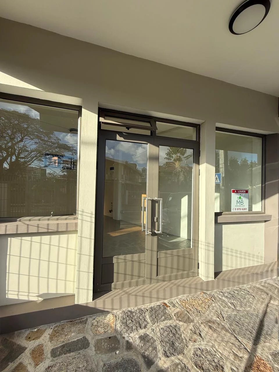 Local commercial exclusif à louer – Trou aux Biches