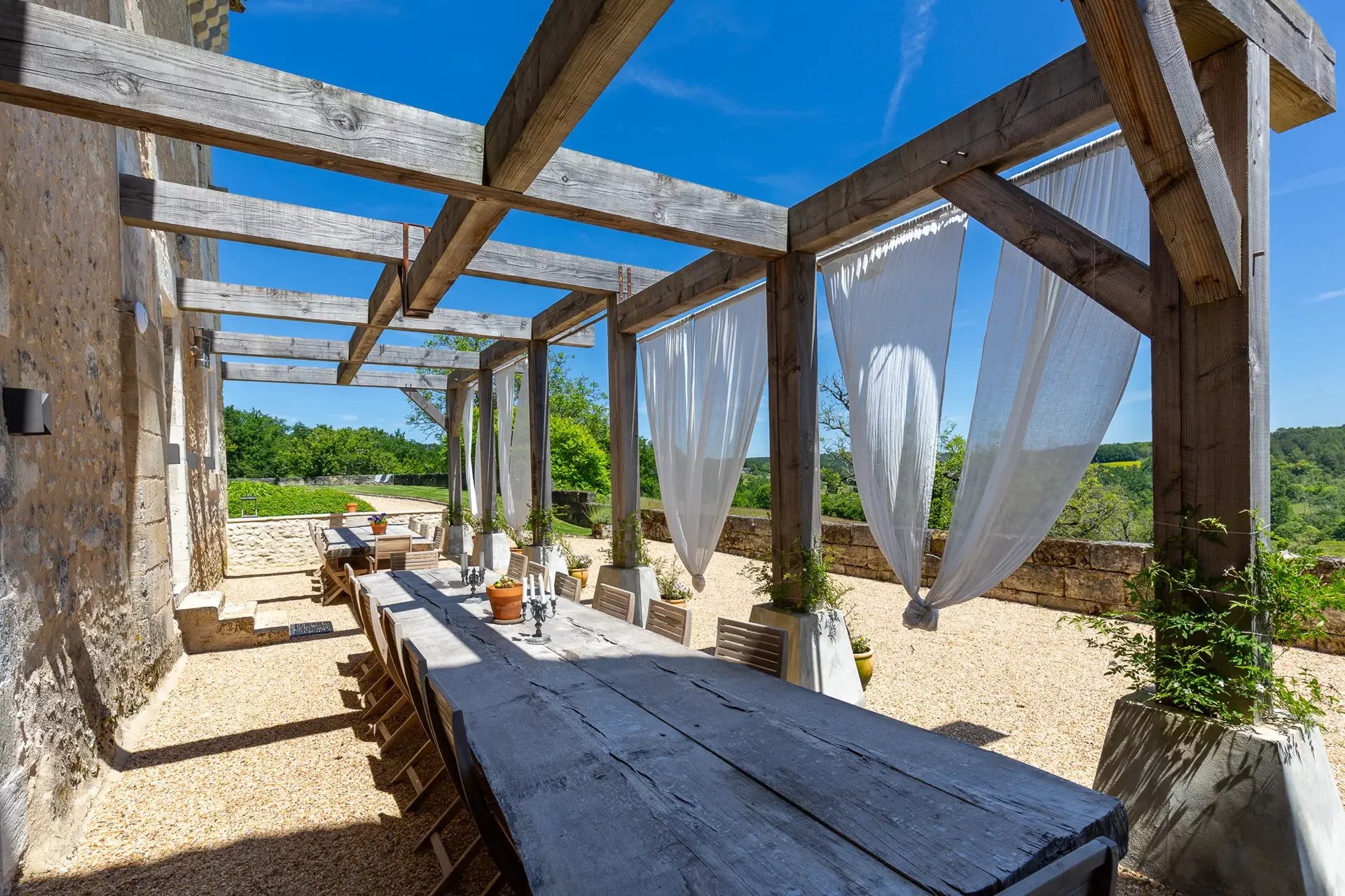 SCHLOSS MIT POOL UND TENNISPLATZ IN BORDEAUX ZU VERKAUFEN