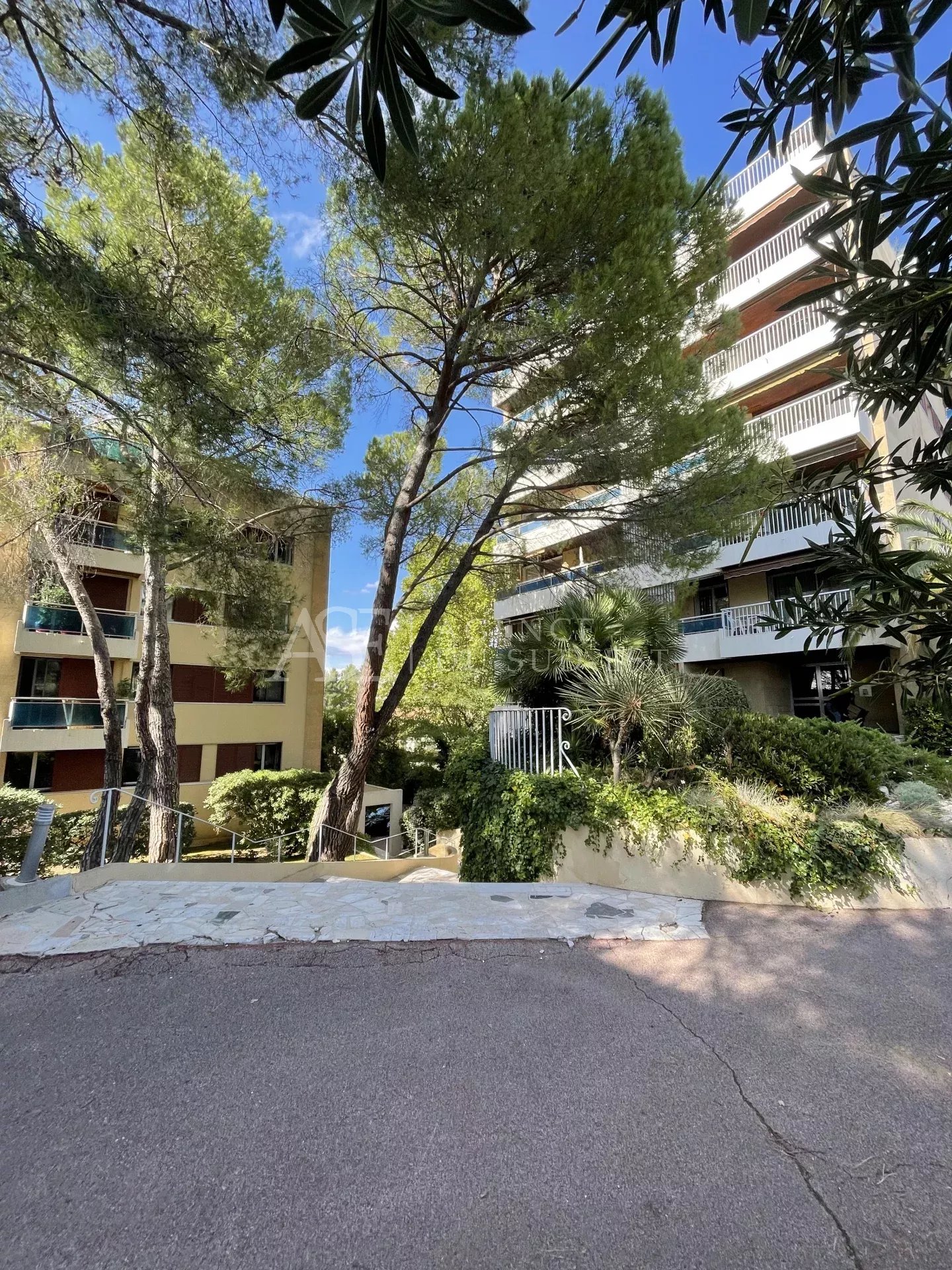 Aix  proche parc Jourdan type 3 ascenseur garage