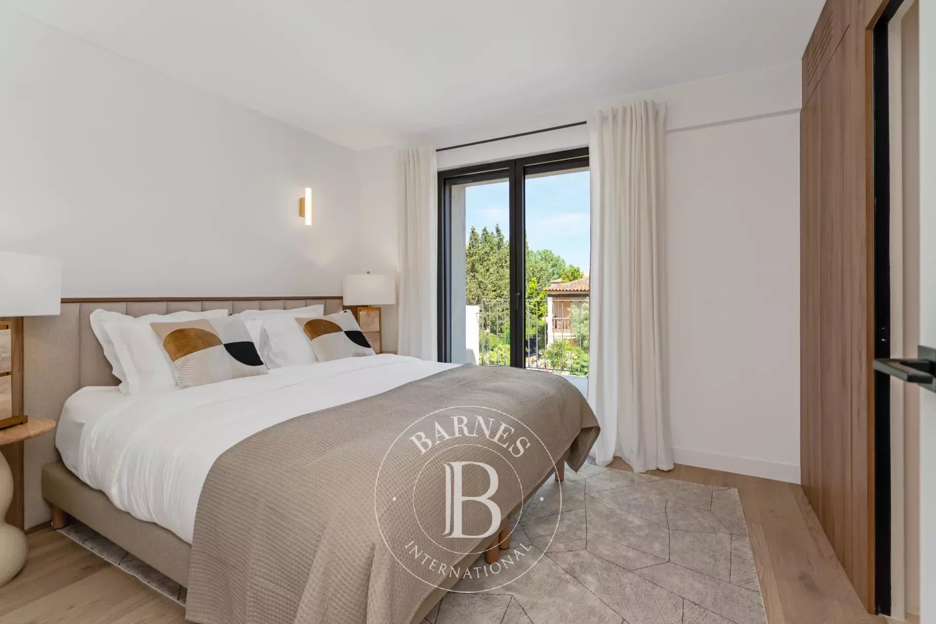 SAINT-TROPEZ – CLOSE TO VILLAGE – RENOVATED HOUSE WITH 5 BEDROOMS AND POOL - picture 12