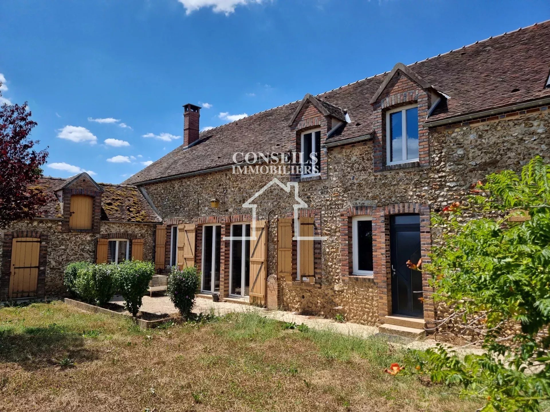 À 5 min de Villeneuve-sur-Yonne – Charmante fermette avec vue dégagée