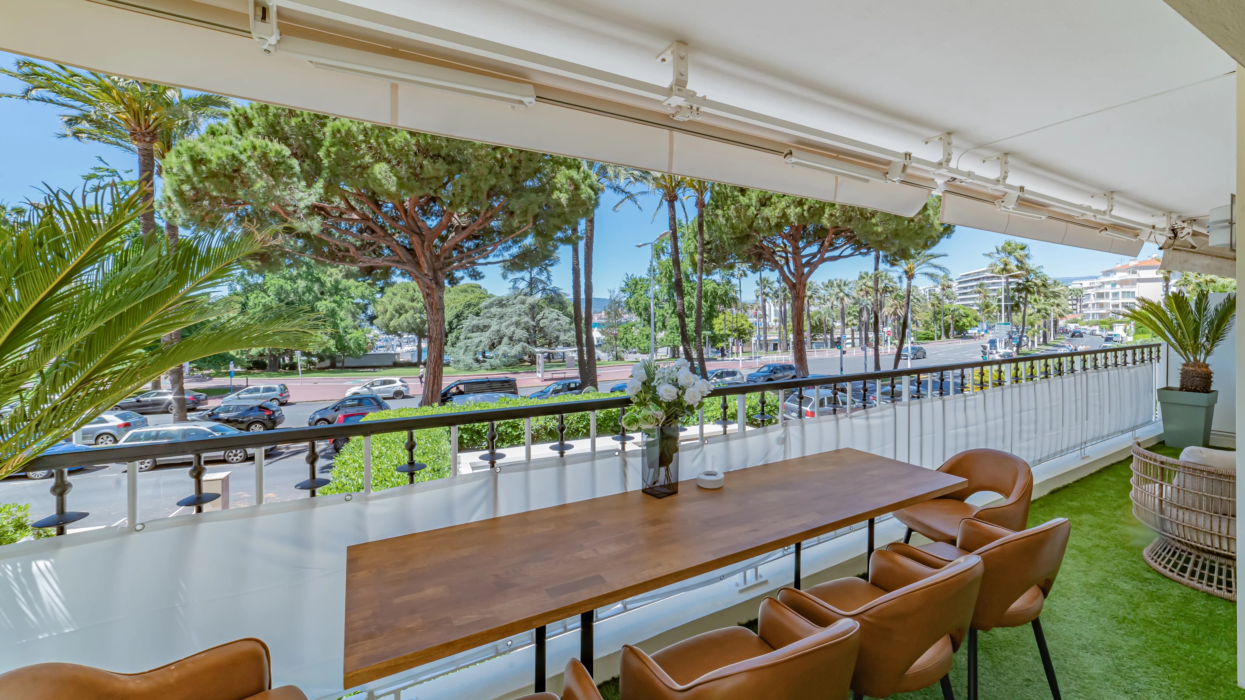 Renovated Two-Bedroom Apartment – La Croisette