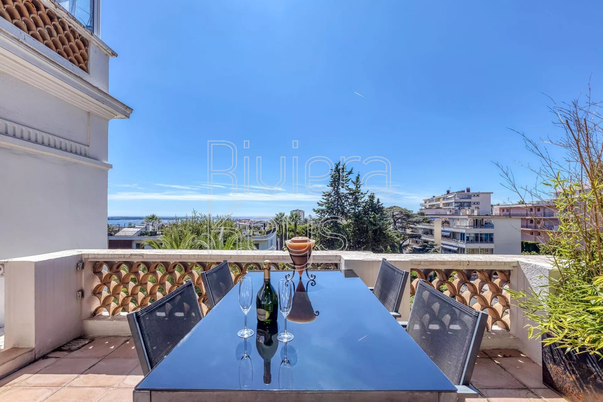 CANNES – Petit Juas : Appartement 2 pièces avec vue mer et terrasse de 30 m²
