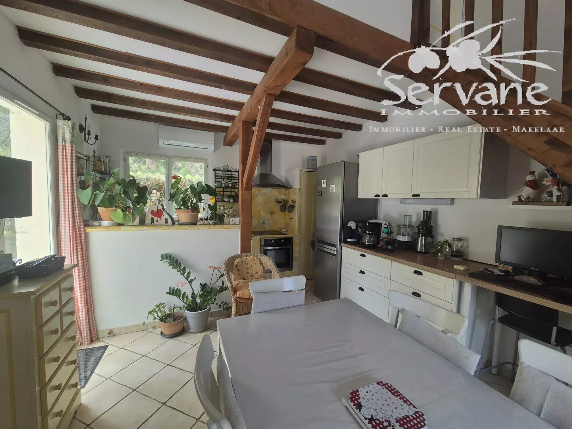 SALERNES Property with strong rental potential: 3 houses and a separate apartment