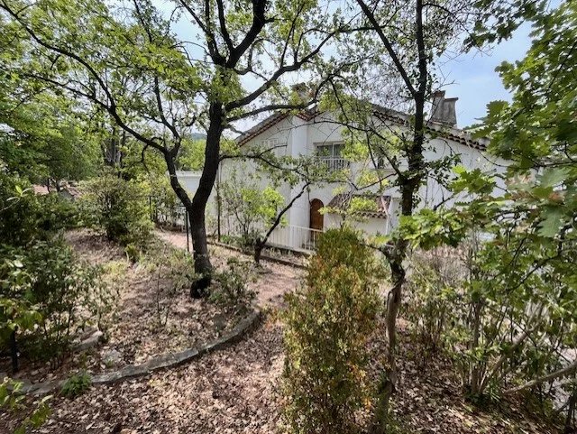 Tholonet / Palette: Studio avec jardin de 40m2 env.