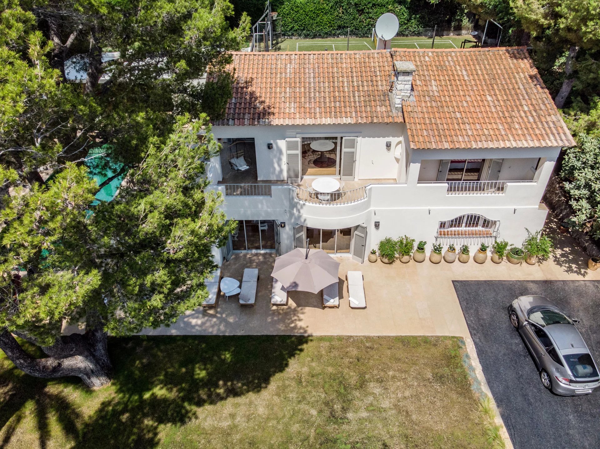 Provencal villa with flat gardens, pool and sea views