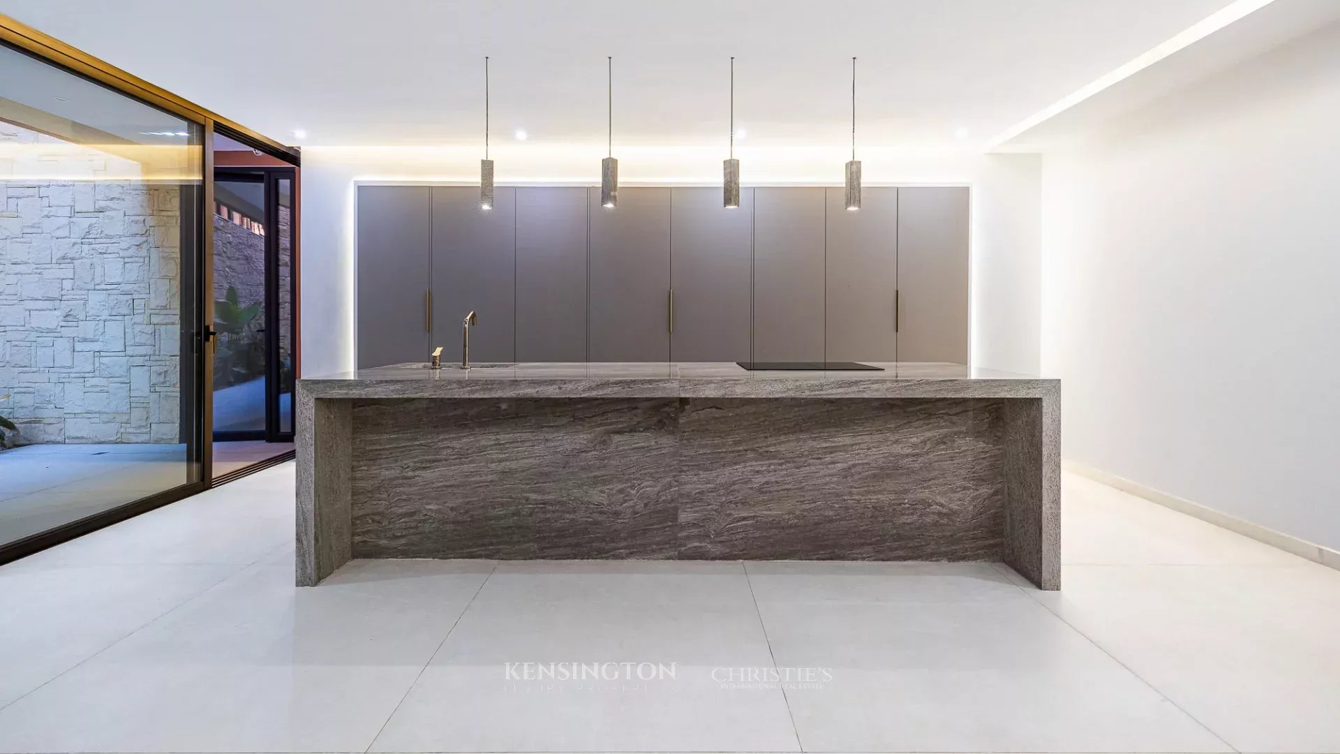 5 Bedroom Villa/Townhouse's Image 18