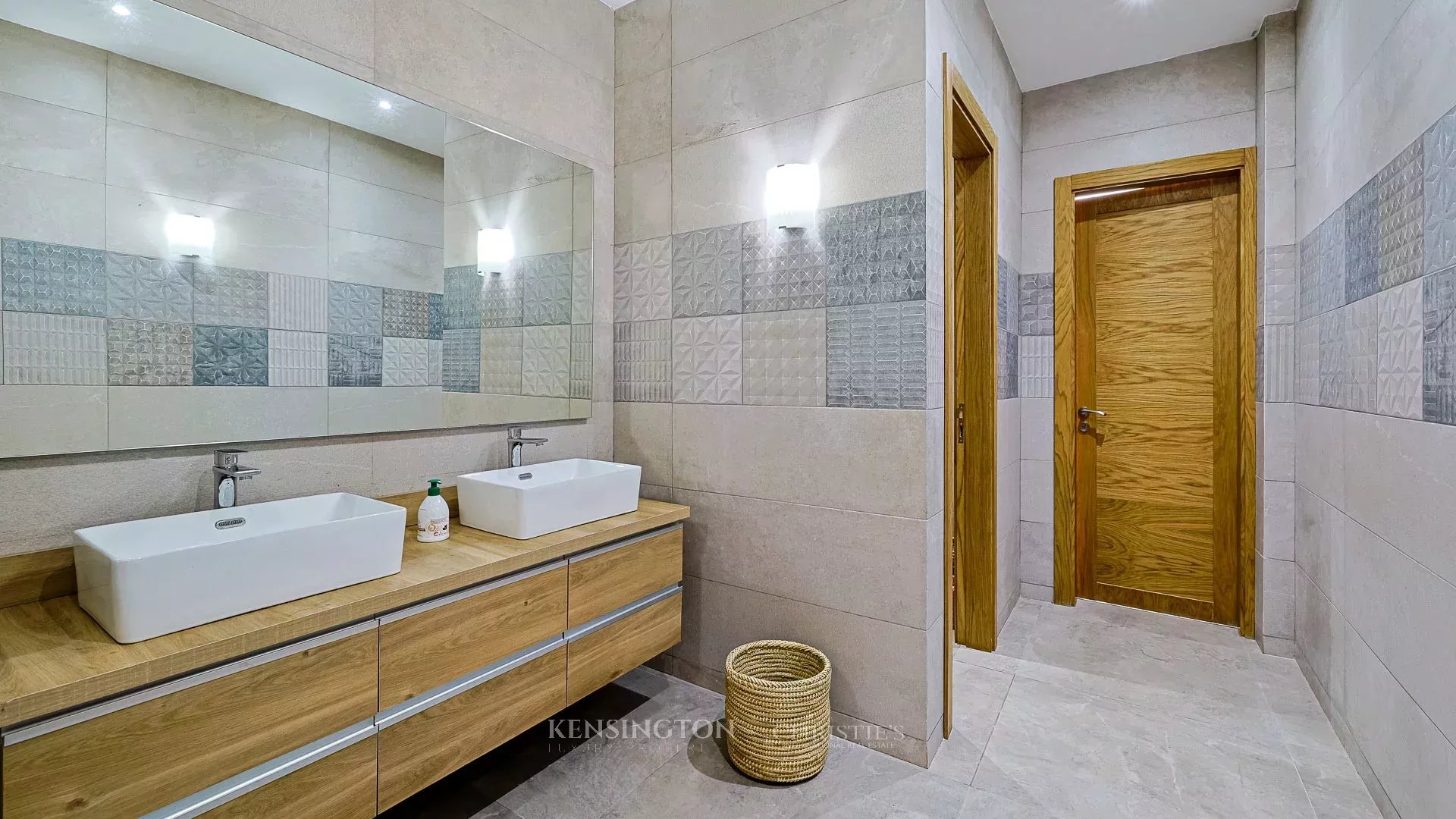 7 Bedroom Villa/Townhouse's Image 12
