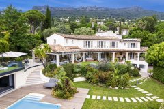 Villa for sale in Vence with mountains and small sea view — photo 2 of 2