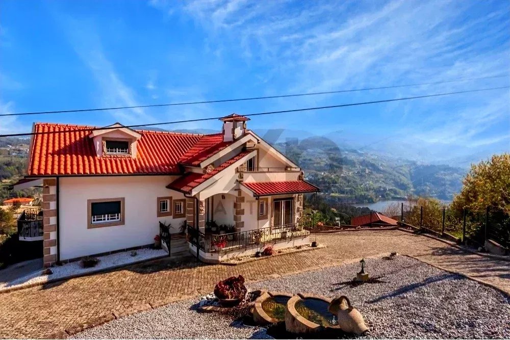 MORADIA T2+4 COM PISCINA E VISTAS DESLUMBRANTES PARA O RIO DOURO