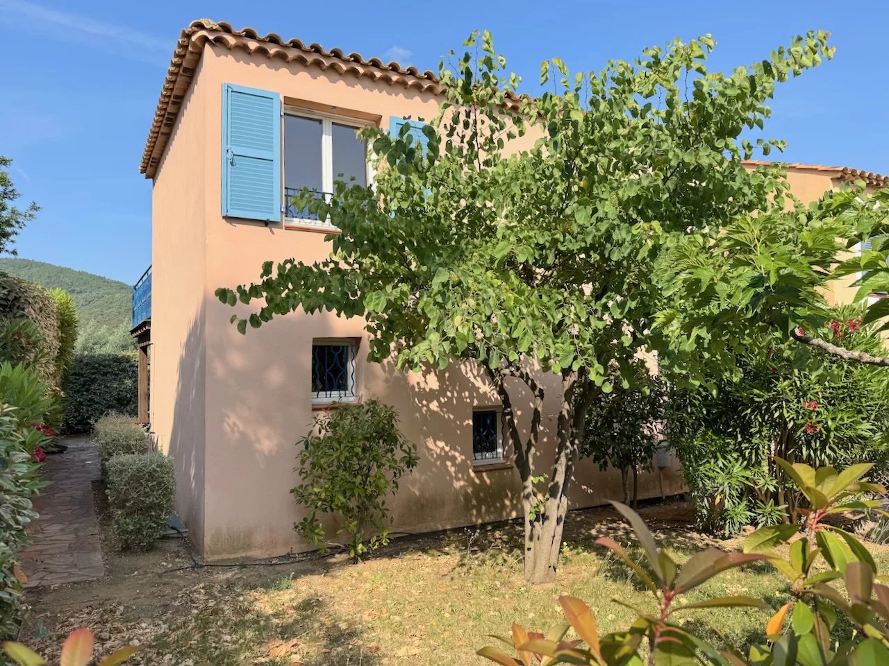 Roquebrune/s Argens, Villa -4 bedrooms -90m2- in luxury domaine, with pool & tennis