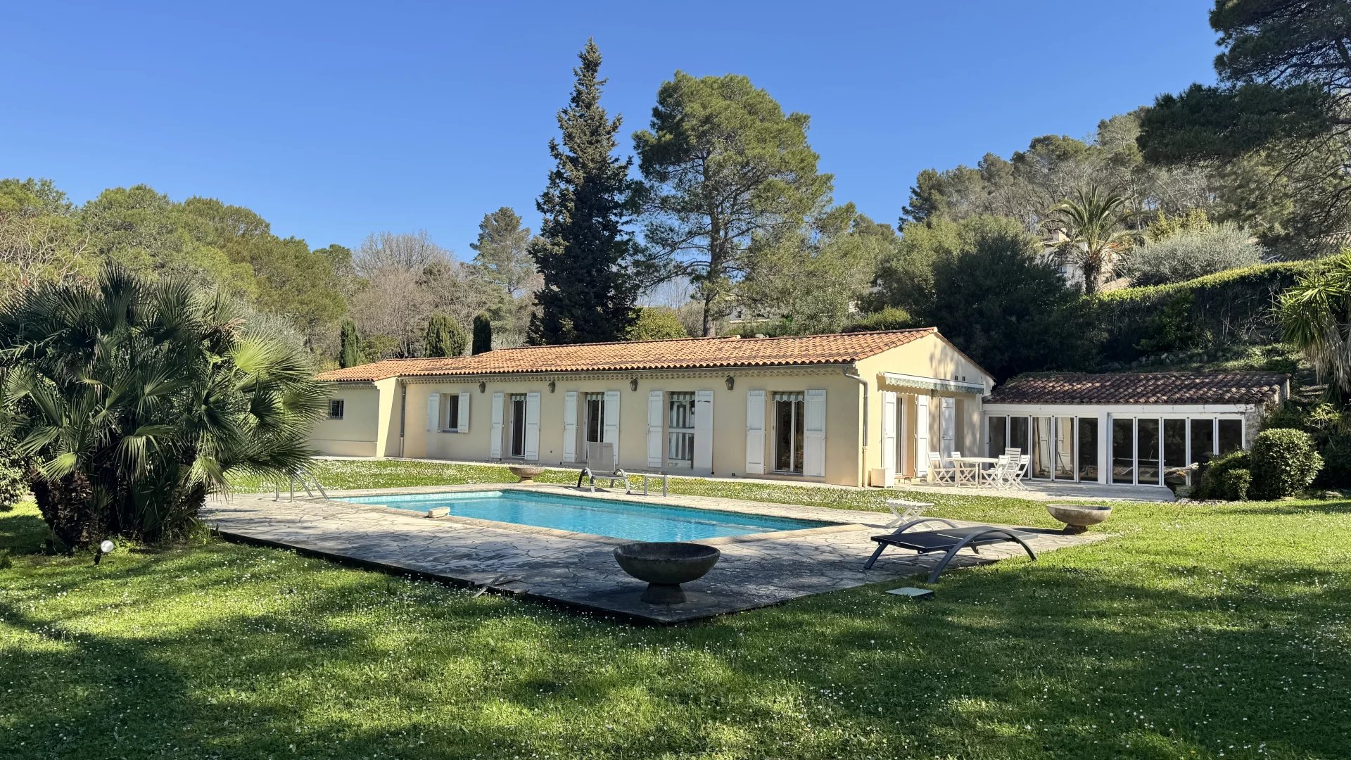 VILLA PISCINE GROS POTENTIEL