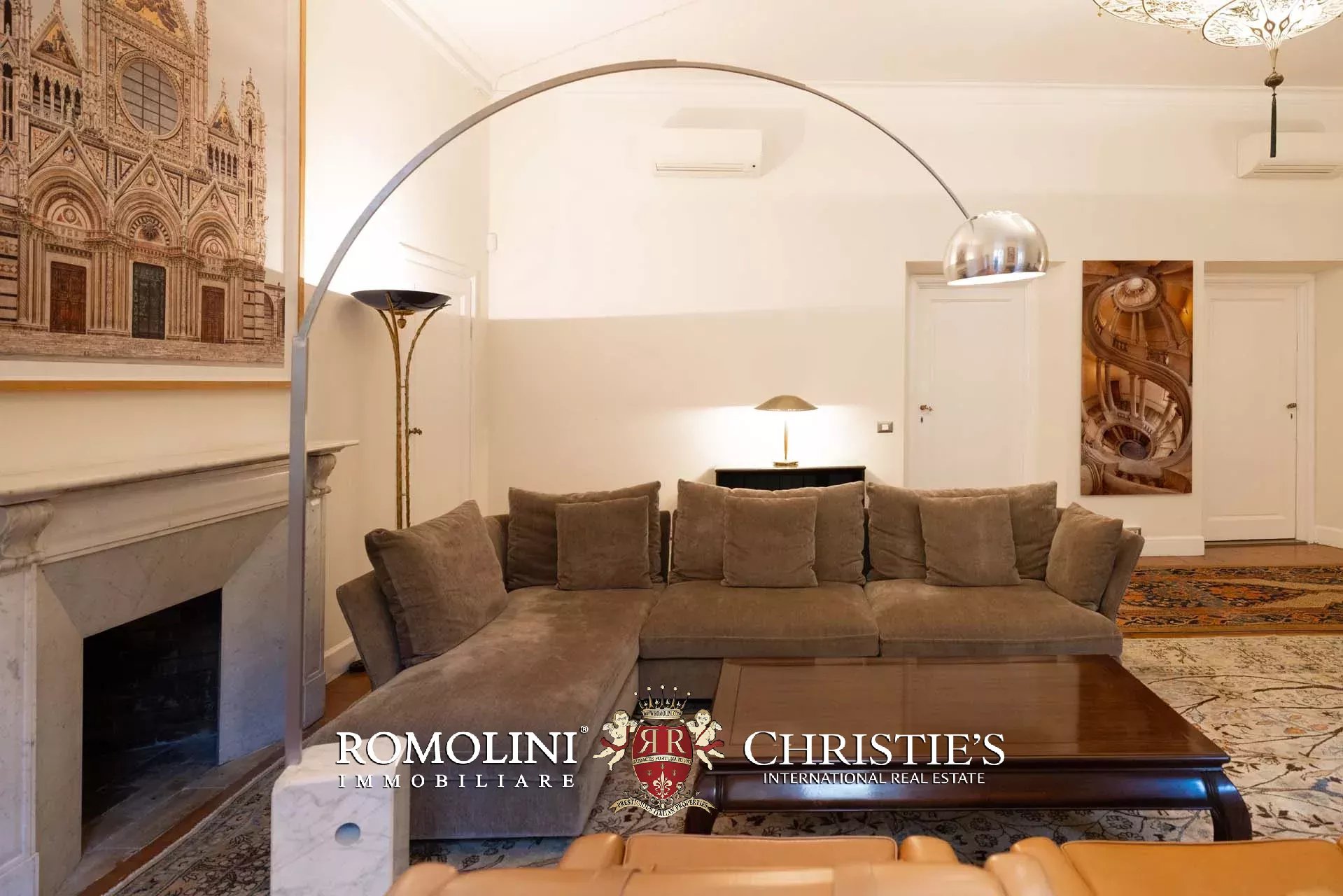 PRACHTVOLLER RESTAURIERTER PALAZZO MIT BLICK AUF DAS HISTORISCHE ZENTRUM VON FLORENZ ZU VERKAUFEN