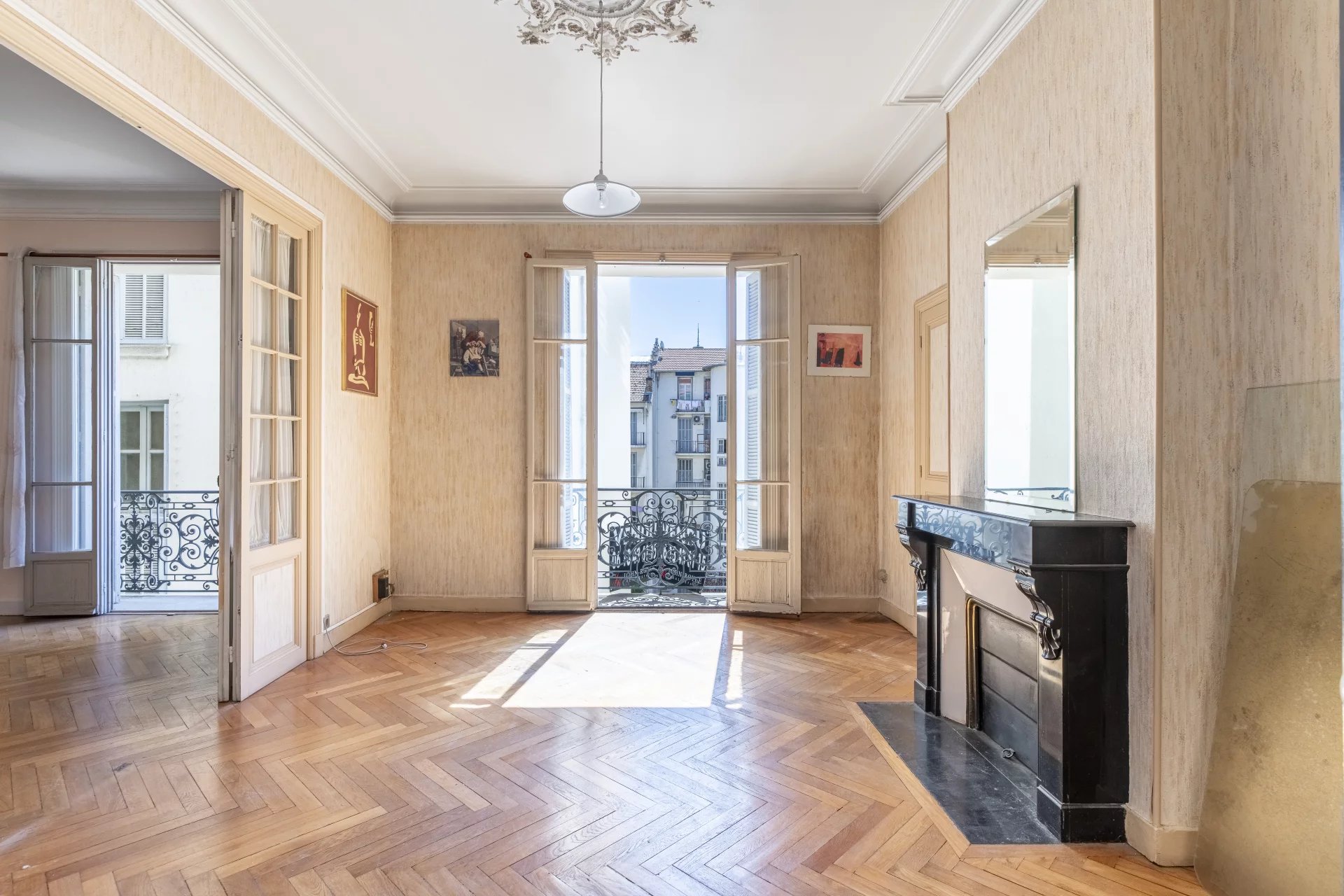 Exclusive Carré d’or /Victor hugo Bourgeois building 4 rooms 100 m2