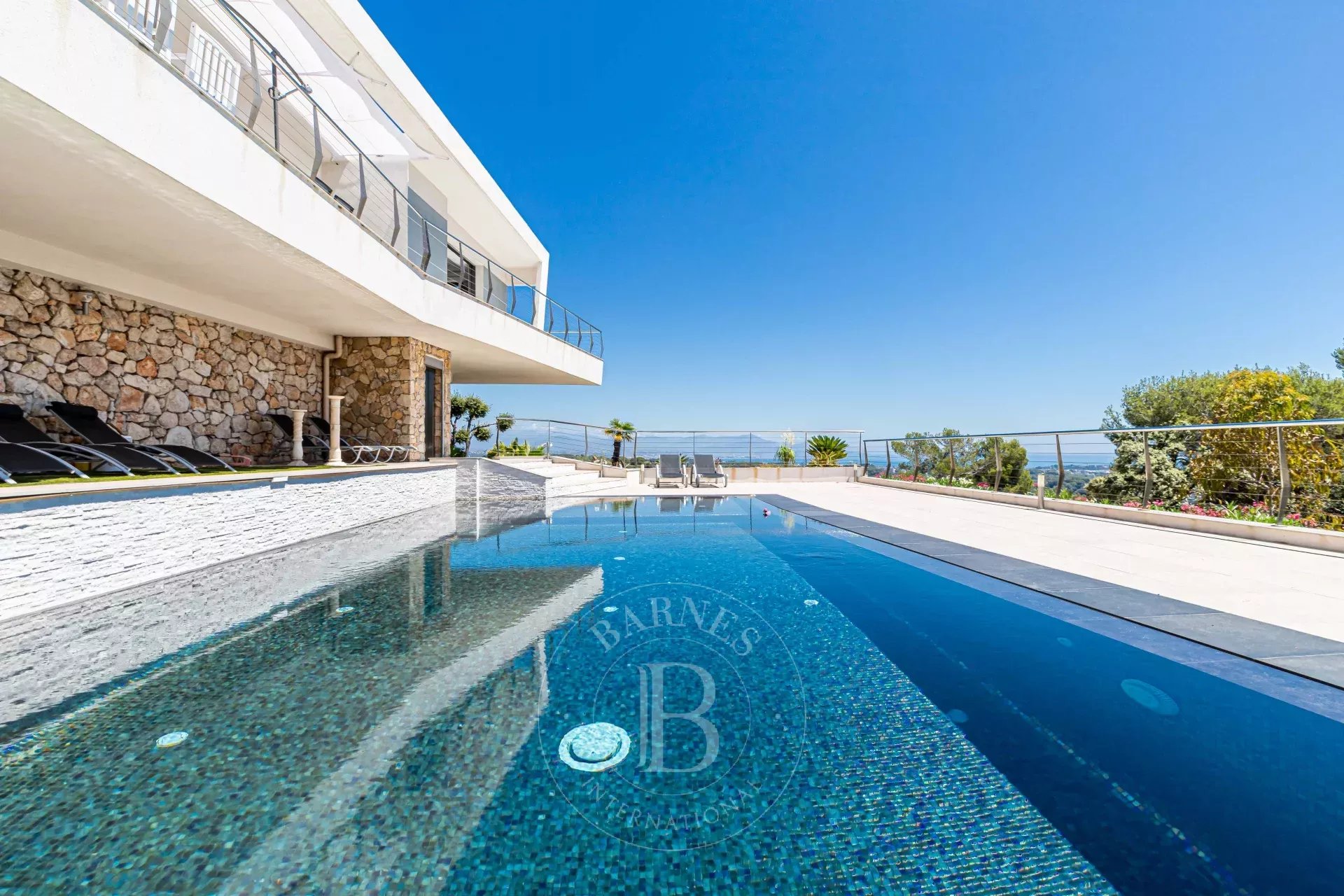 GOLFE JUAN - CALIFORNIAN VILLA - PANORAMIC SEA VIEW - picture 16