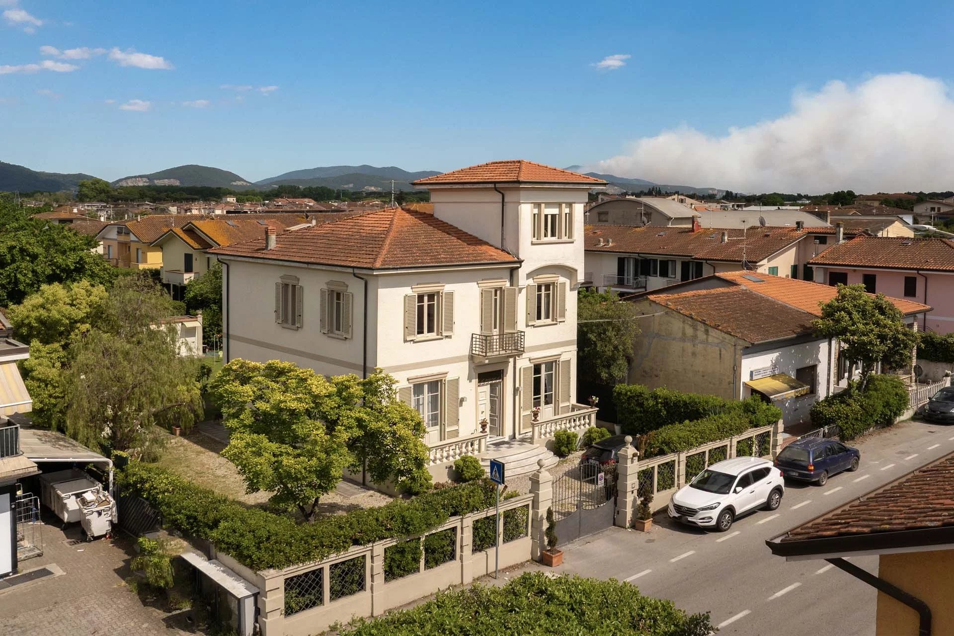 VILLA LIBERTY CON DEPENDANCE IN VENDITA A VIAREGGIO, VERSILIA