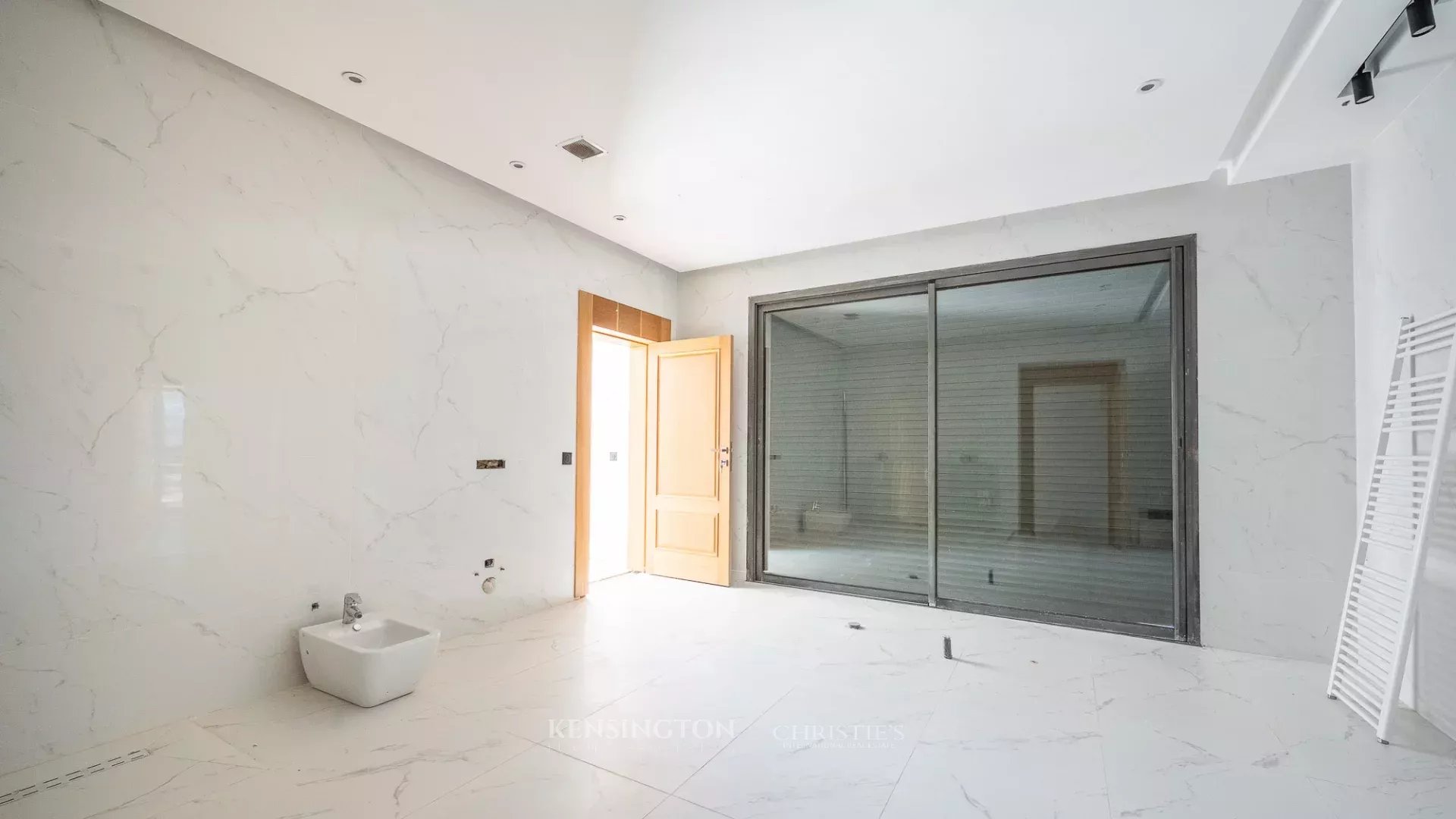 7 Bedroom Villa/Townhouse's Image 38