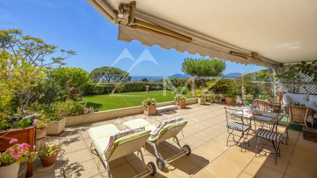 Apartment for sale in Le Cannet — Stunning view from this suspended garden-level apartment