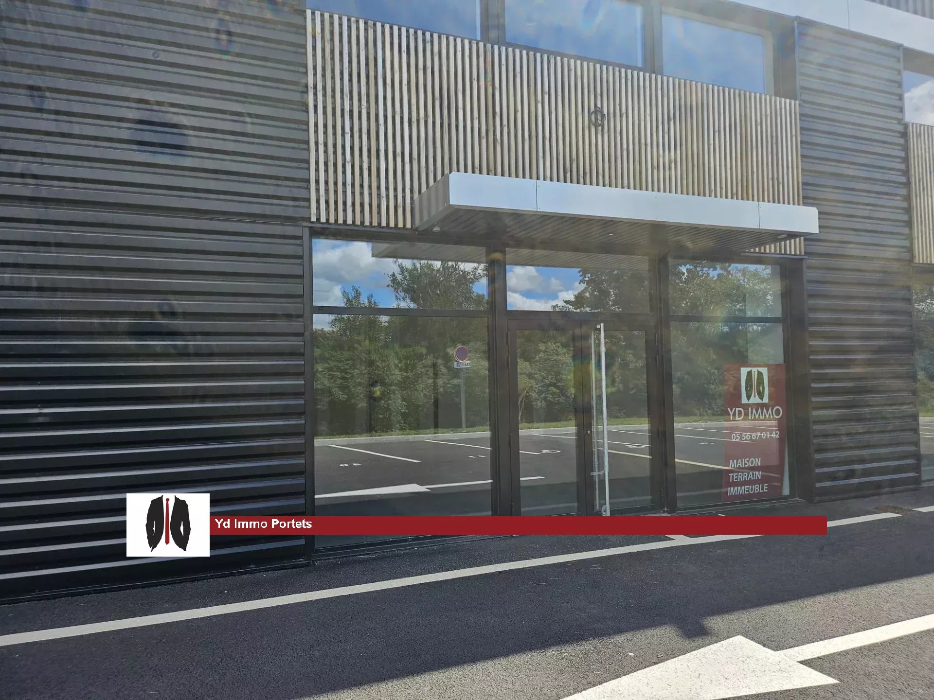 A LOUER Local professionnel 100 m² prêt à l'emploi en zone artisanale avec une excellente visibilité. Libre de suite.