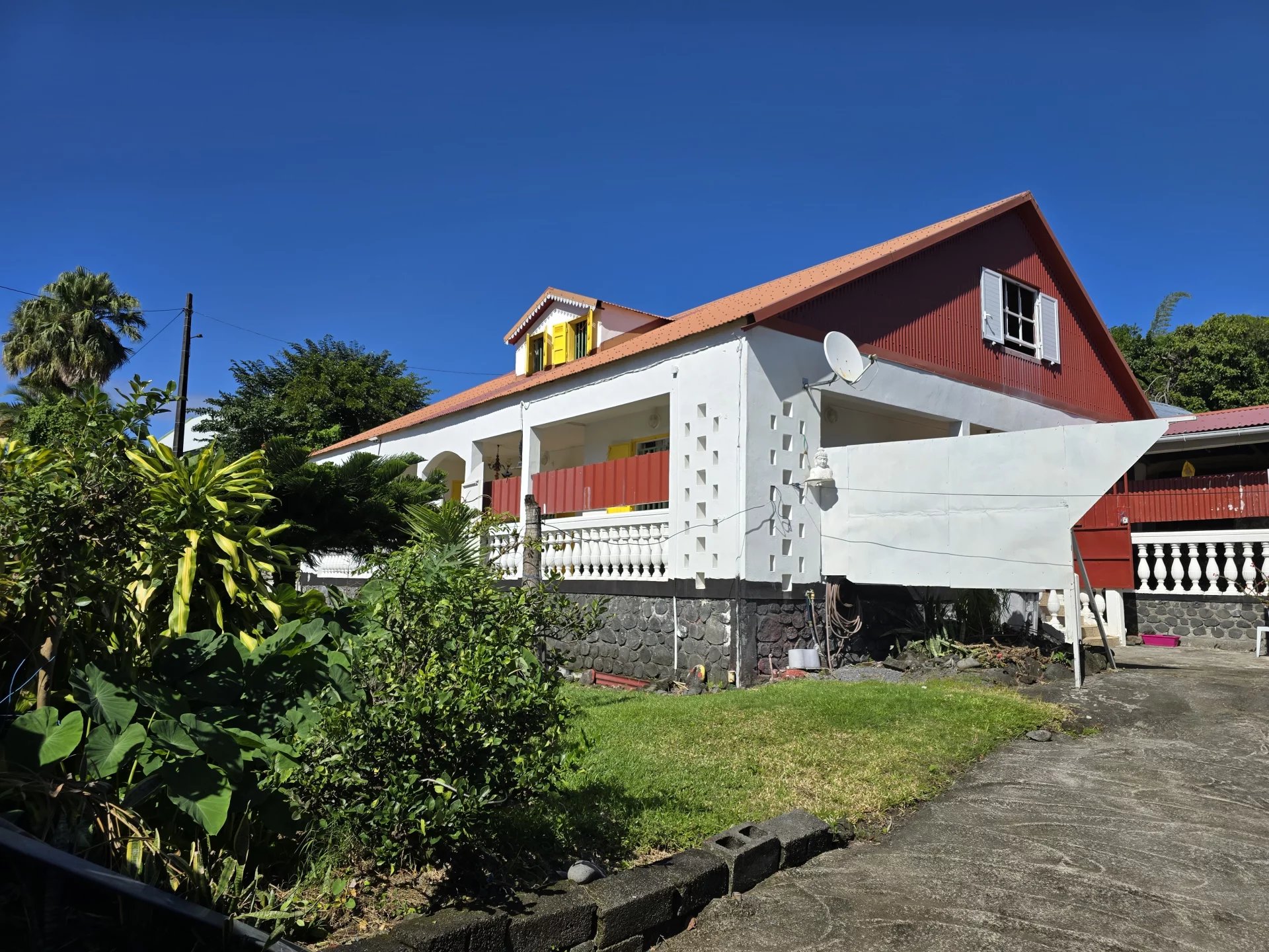 Grande maison de 160 m² à Sainte-Rose – Jardin verdoyant & fort potentiel