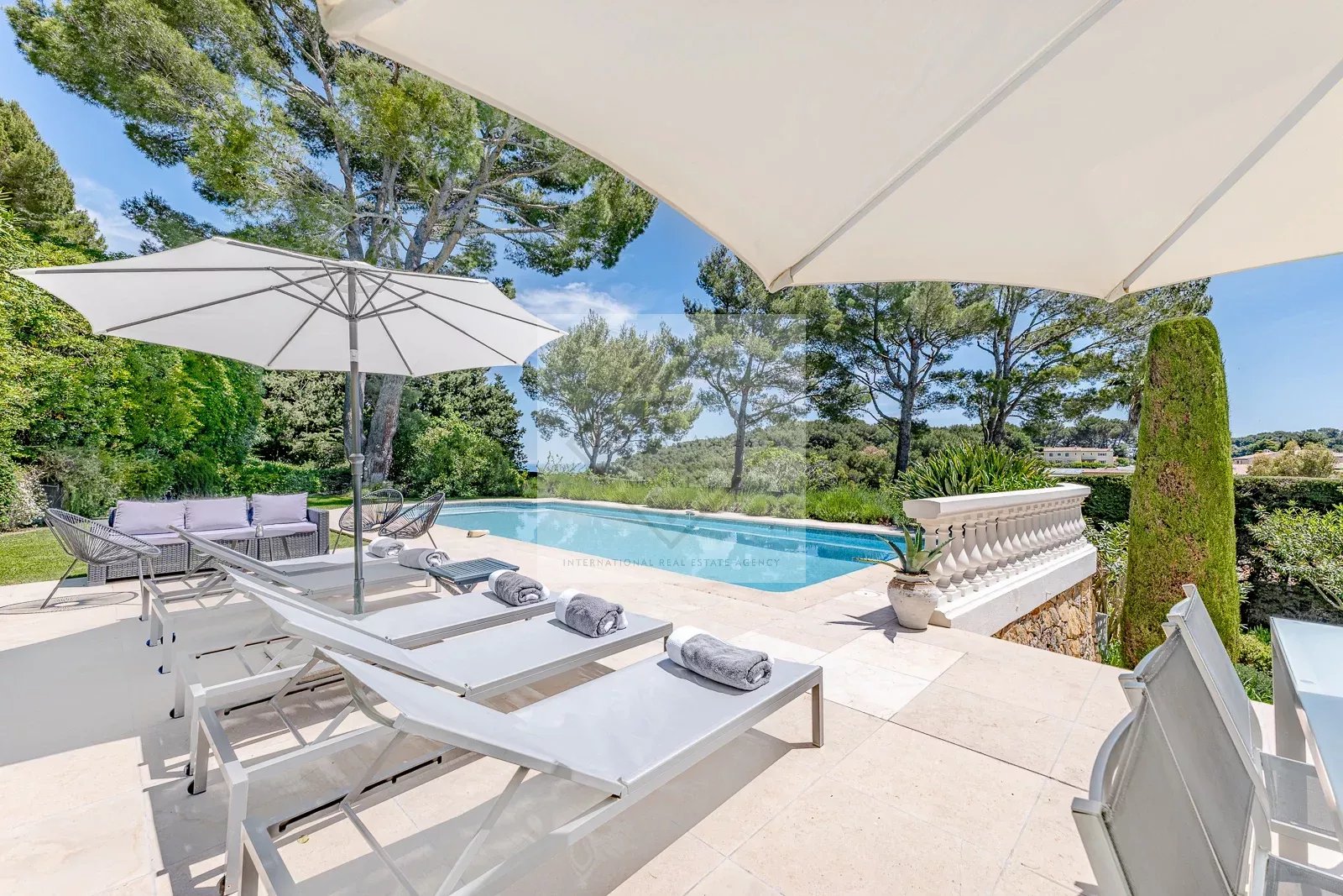 Magnifique vue mer sur la baie de Cannes