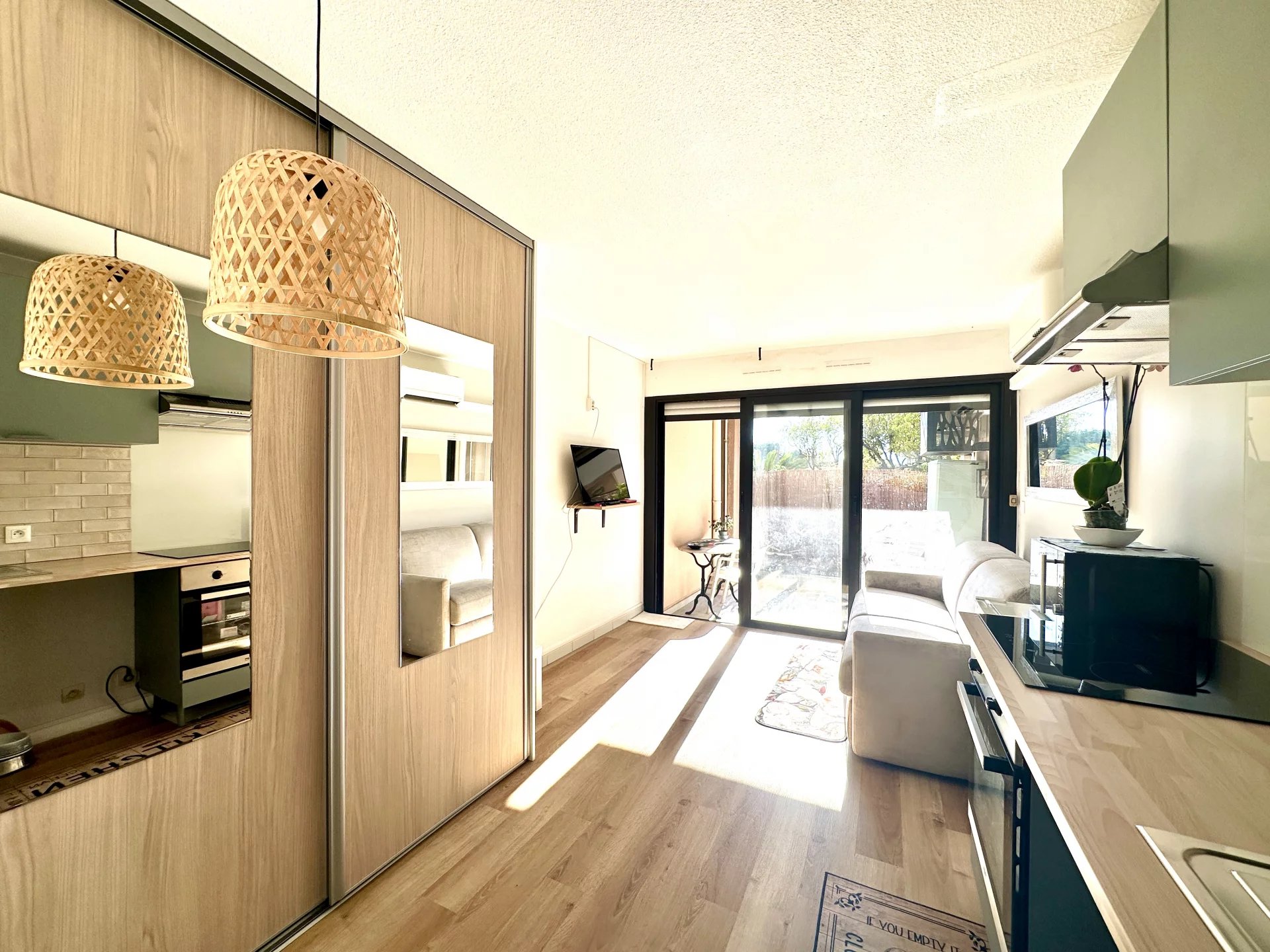 TRES BEAU DEUX PIECES EN REZ-DE-JARDIN