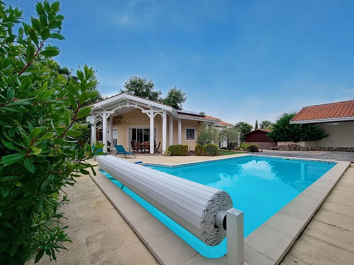 Maison contemporaine à vendre à Sanguinet - 3 chambres, piscine, garage et jardin spacieux