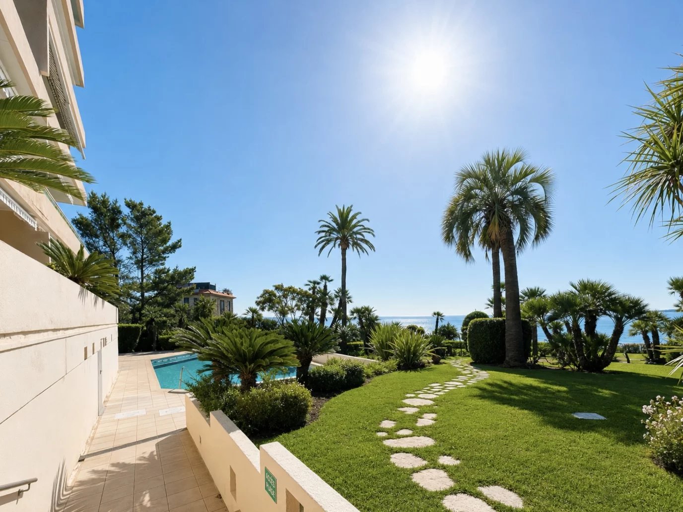 CANNES PALM BEACH – Elegant 1-Bedroom Apartment with Sea View & Exceptional Terrace