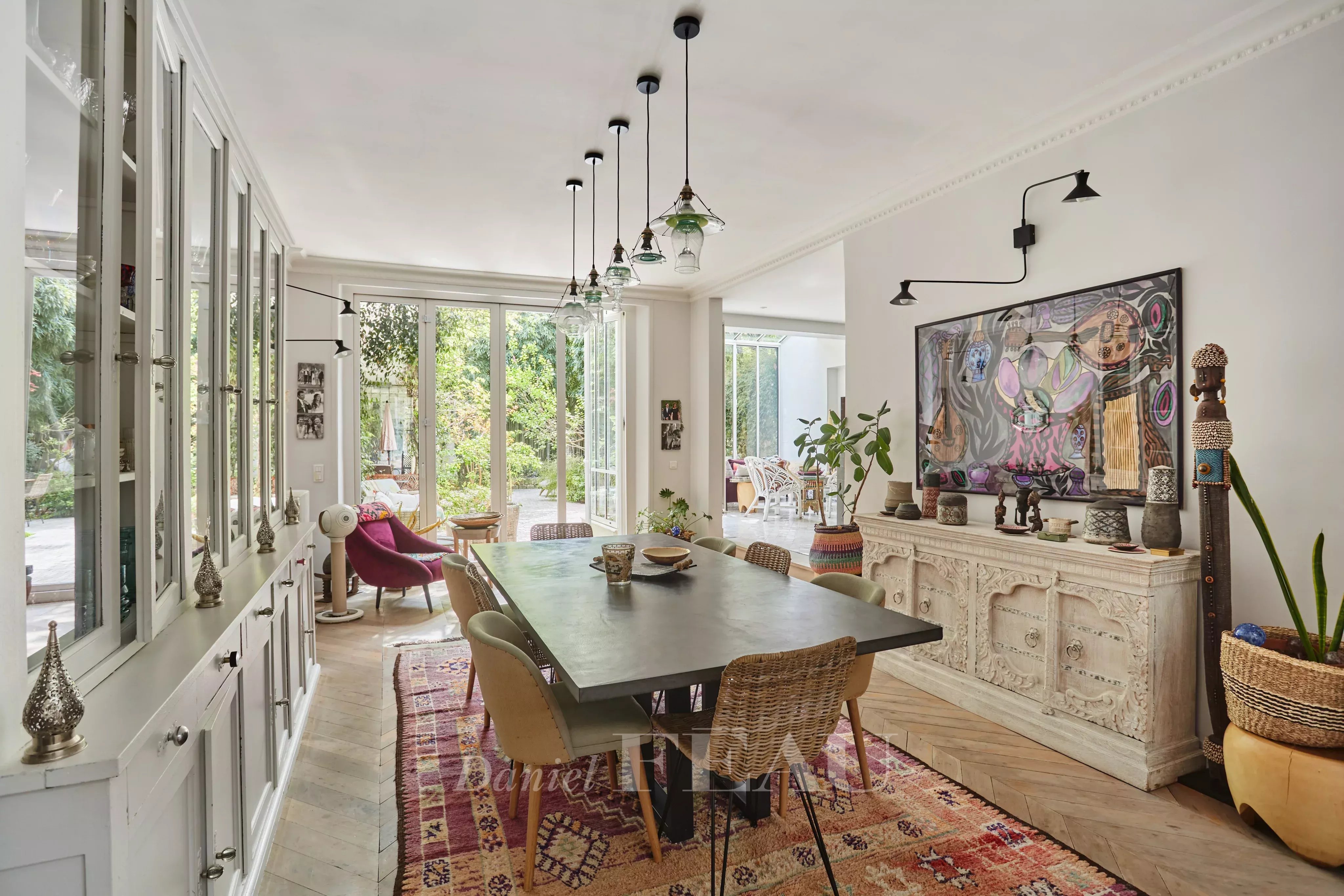 Salle à manger avec cuisine ouverte donnant sur le jardin