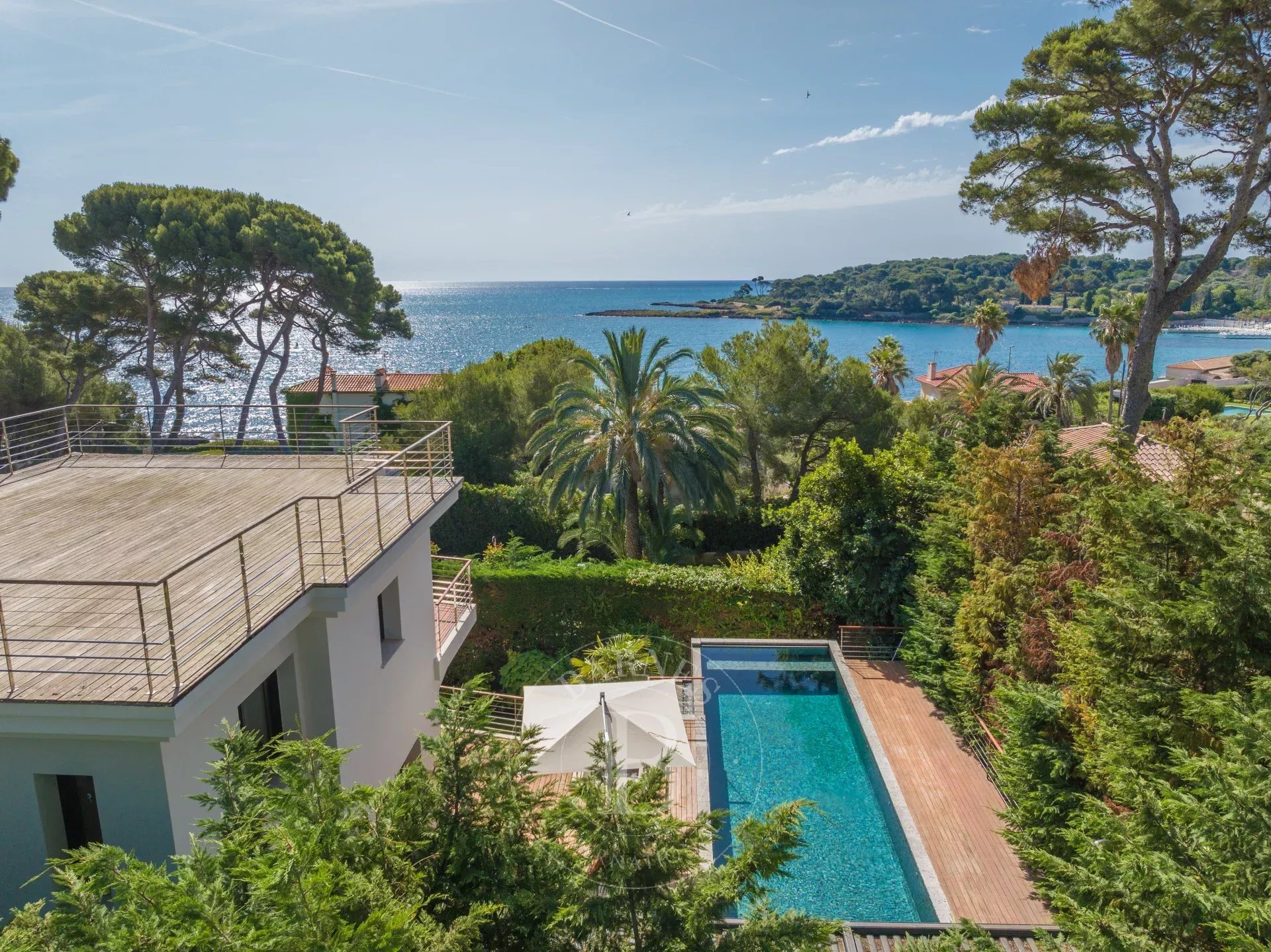 CAP D'ANTIBES - RENOVATED VILLA - 5 BEDROOMS - SWIMMING POOL - PANORAMIC SEA VIEW