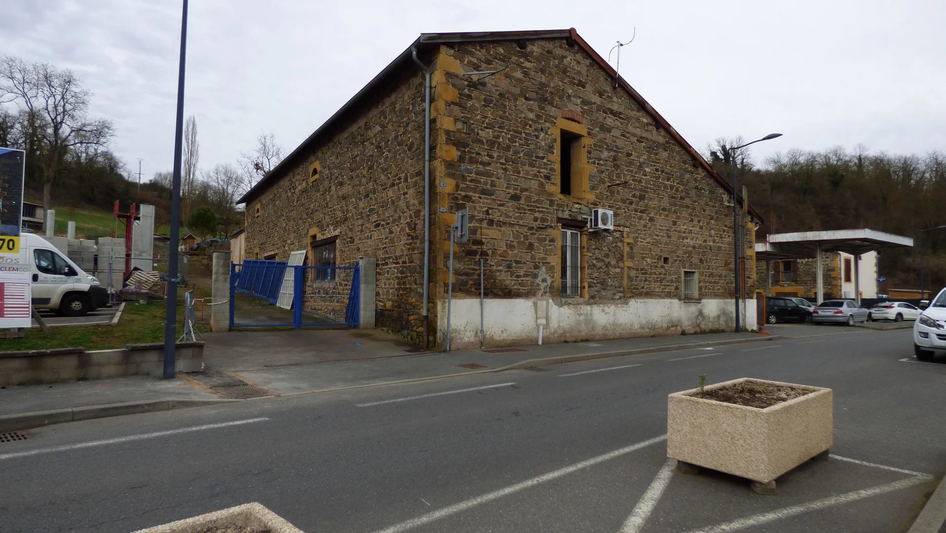 Bâtiment à aménager d’environ 820 m² + une cour de 823 m²