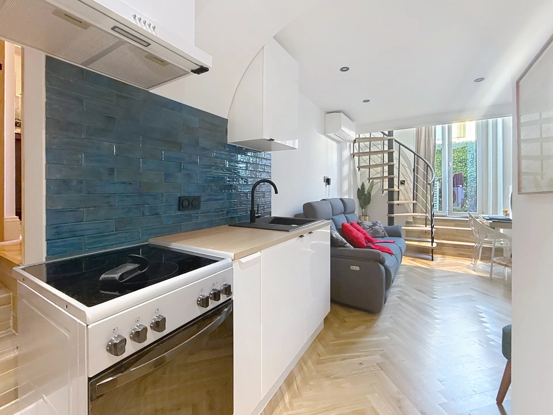 F2. NICE / PLACE MASSENA / DUPLEX