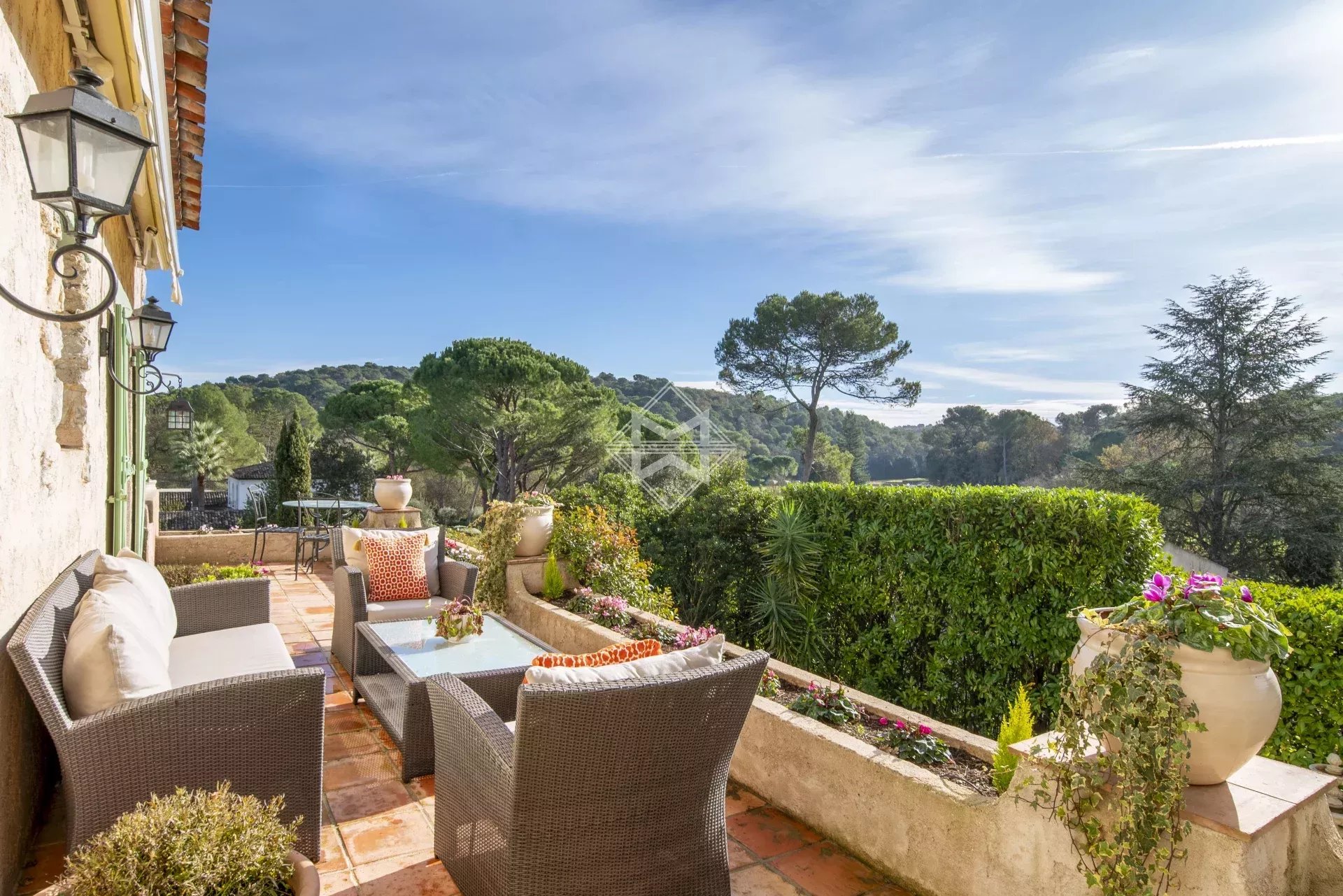 06250 MOUGINS VILLA