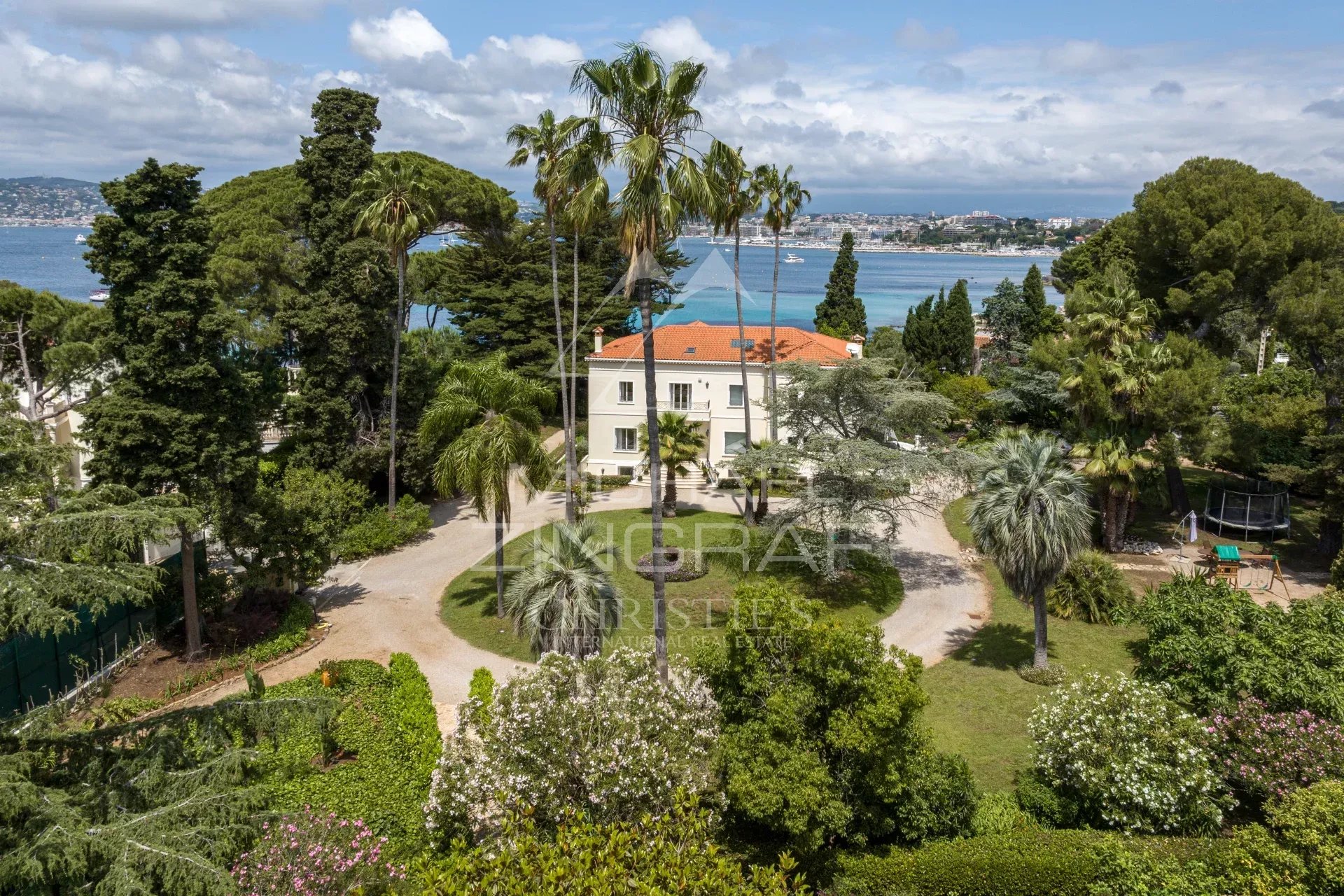 10 Bedroom Villa/Townhouse's Image 8
