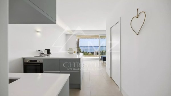 Magnificent two-room apartment with panoramic sea view — photo 7