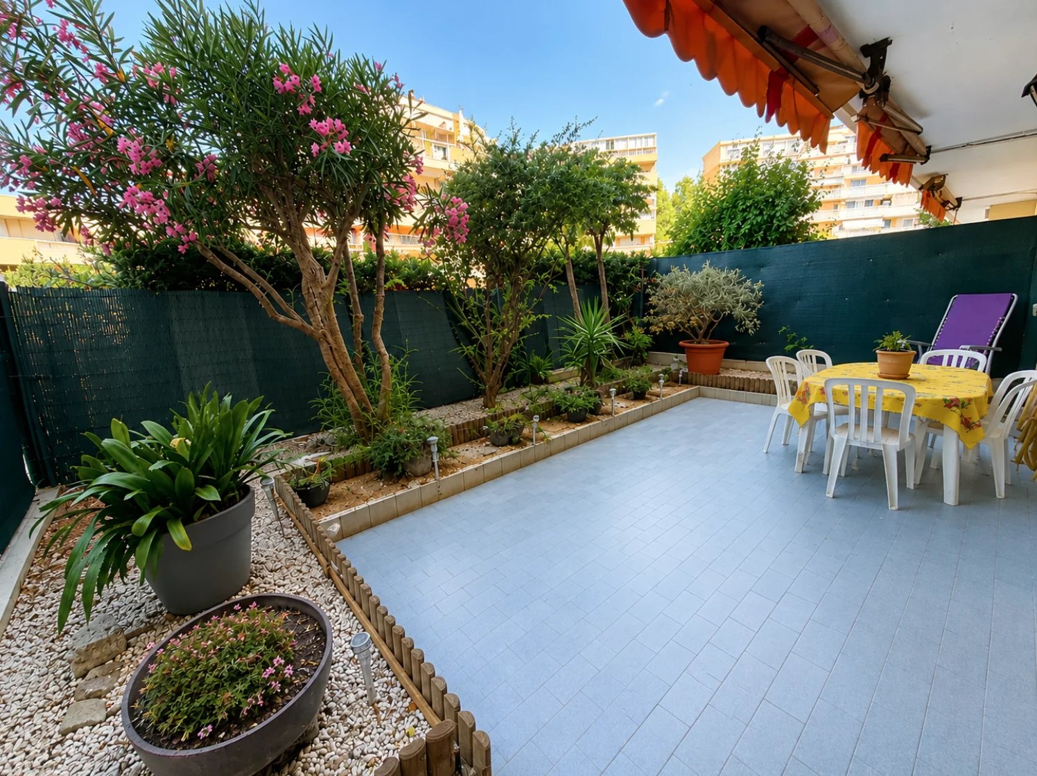 3 pièces de 70 m² en rez de jardin - traversant- Cave - À 2 minutes des plages à pied.