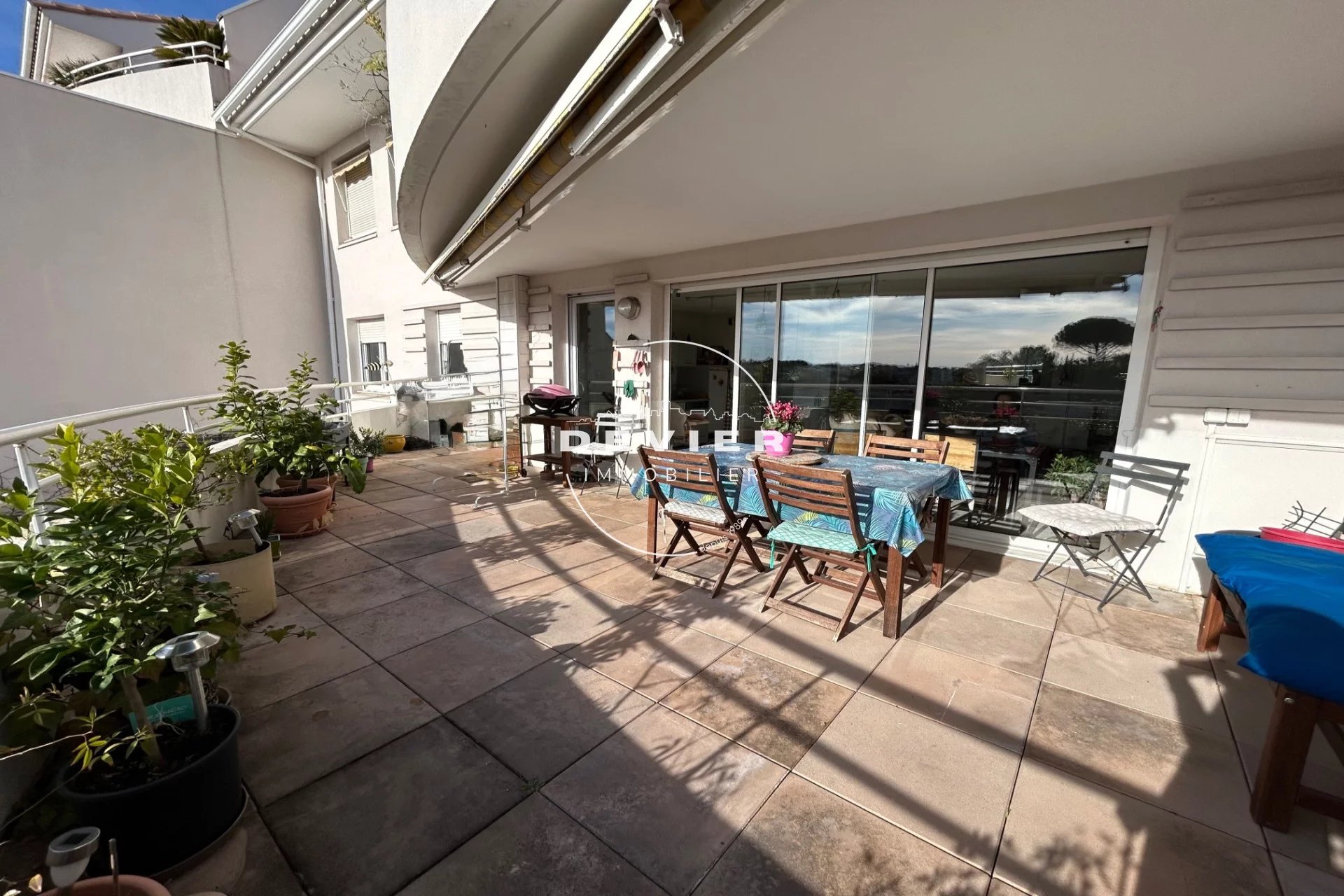 T5 traversant + terrasse + 2 parkings - résidence avec piscine