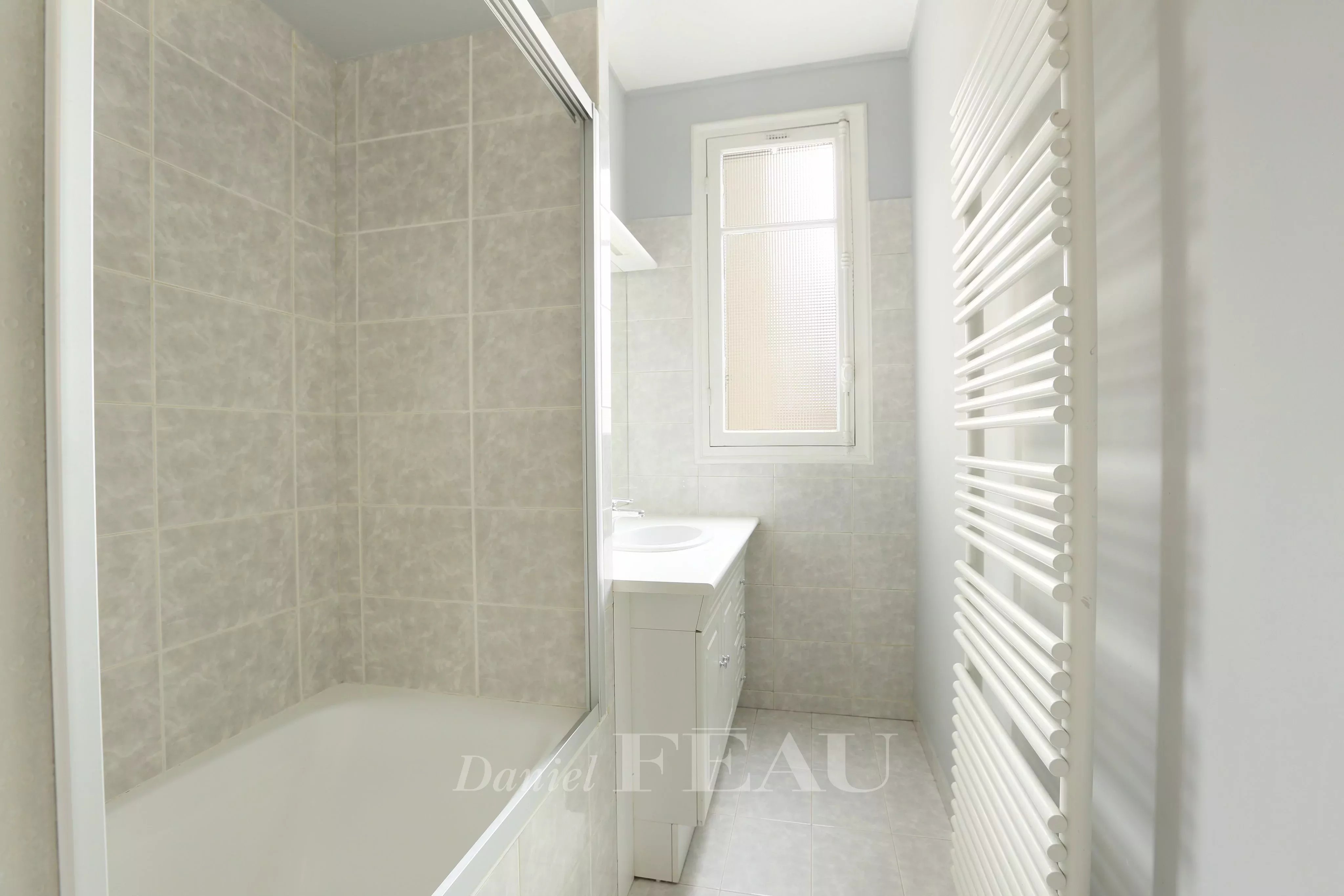 Bathroom Natural light Tile
