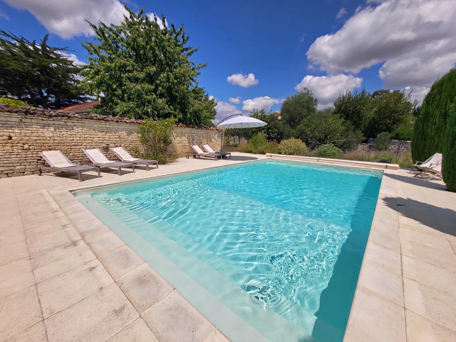 House in Neuvicq-le-Chateau - Image 3