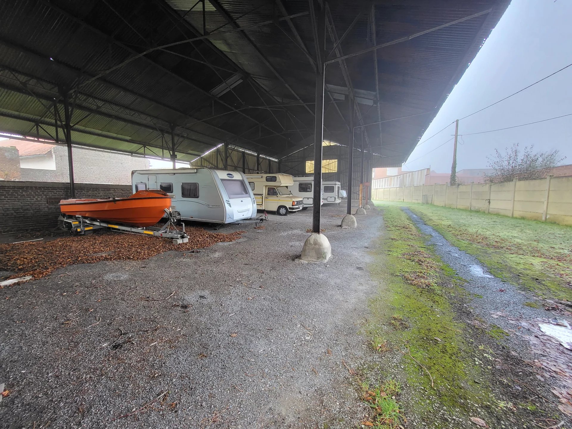 Hangar avec terrain à bâtir