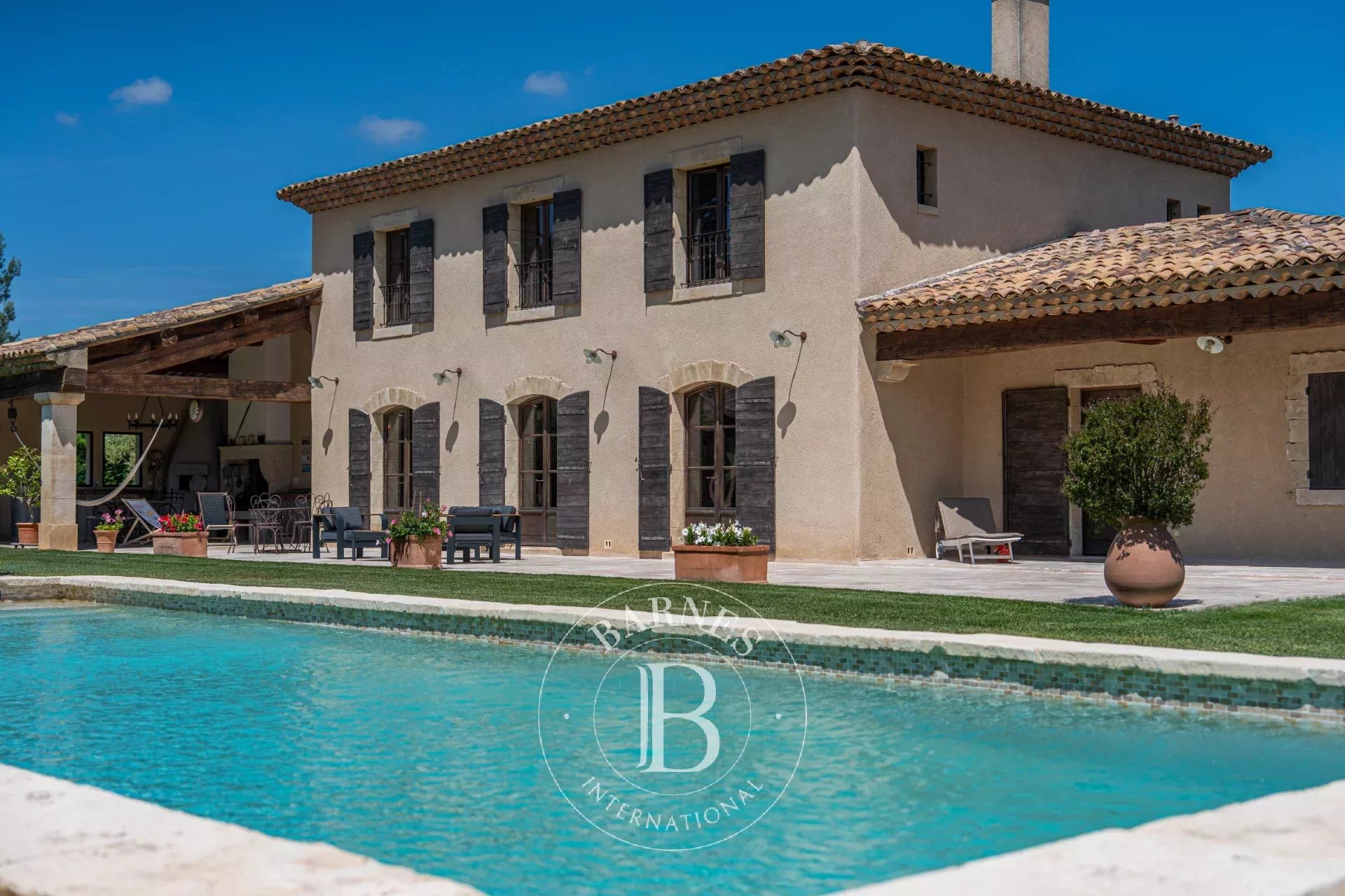 NORTH AIX-EN-PROVENCE – LUXURY ESTATE 6,460 SQ FT – 4 BEDROOMS + GUEST HOUSE – PANORAMIC VIEW – 1.2 ACRE GARDEN – POOL – BASEMENT – GARAGE – OUTBUILDING