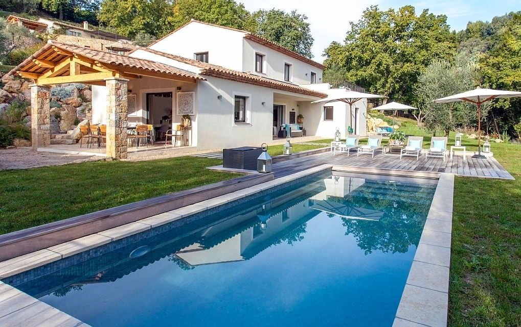 MODERN PROVENÇAL VILLA WITH A SUPERB VIEW ON THE OLD VILLAGE