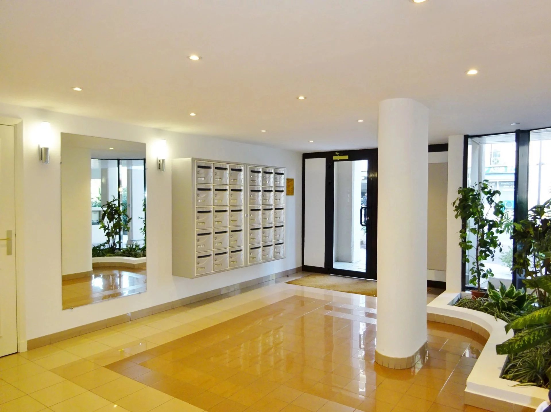 Juan Les Pins, Garage fermé 11.75m² A LOUER