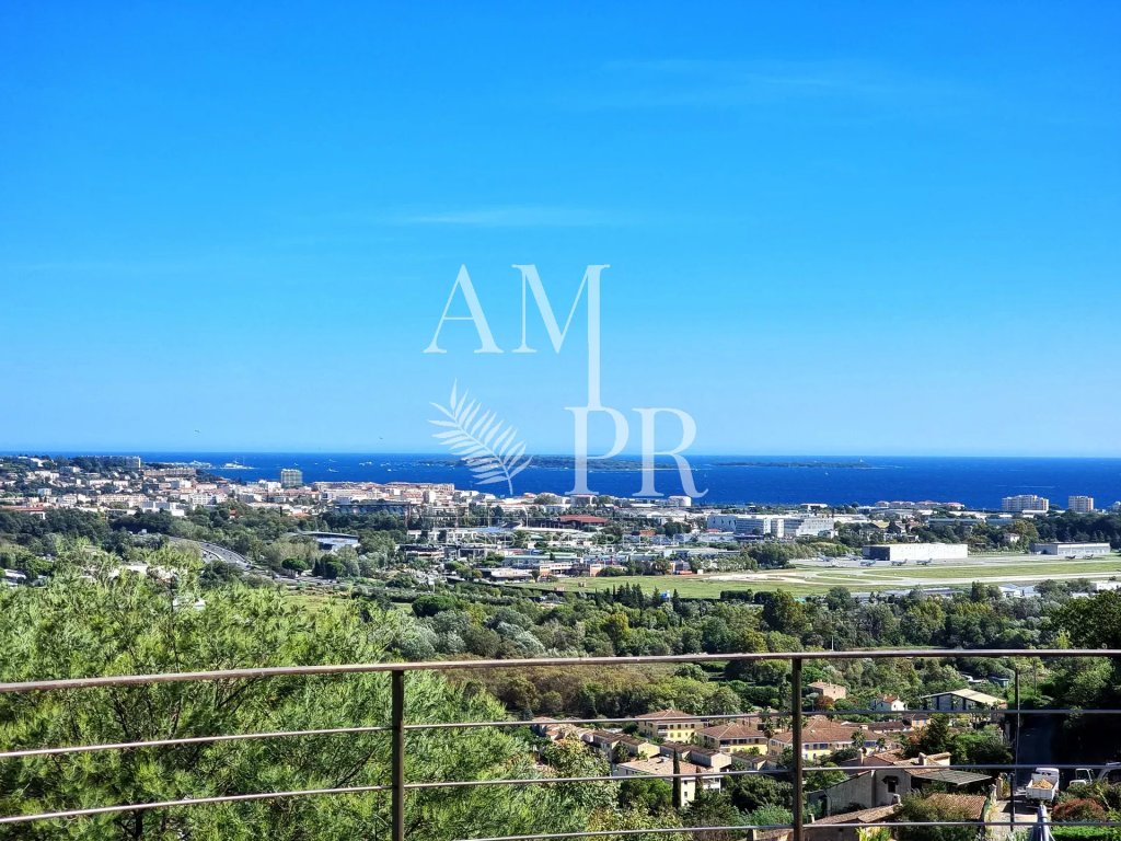 Villa for sale in Mandelieu — Modern Family Estate in Mandelieu with Panoramic Sea Views