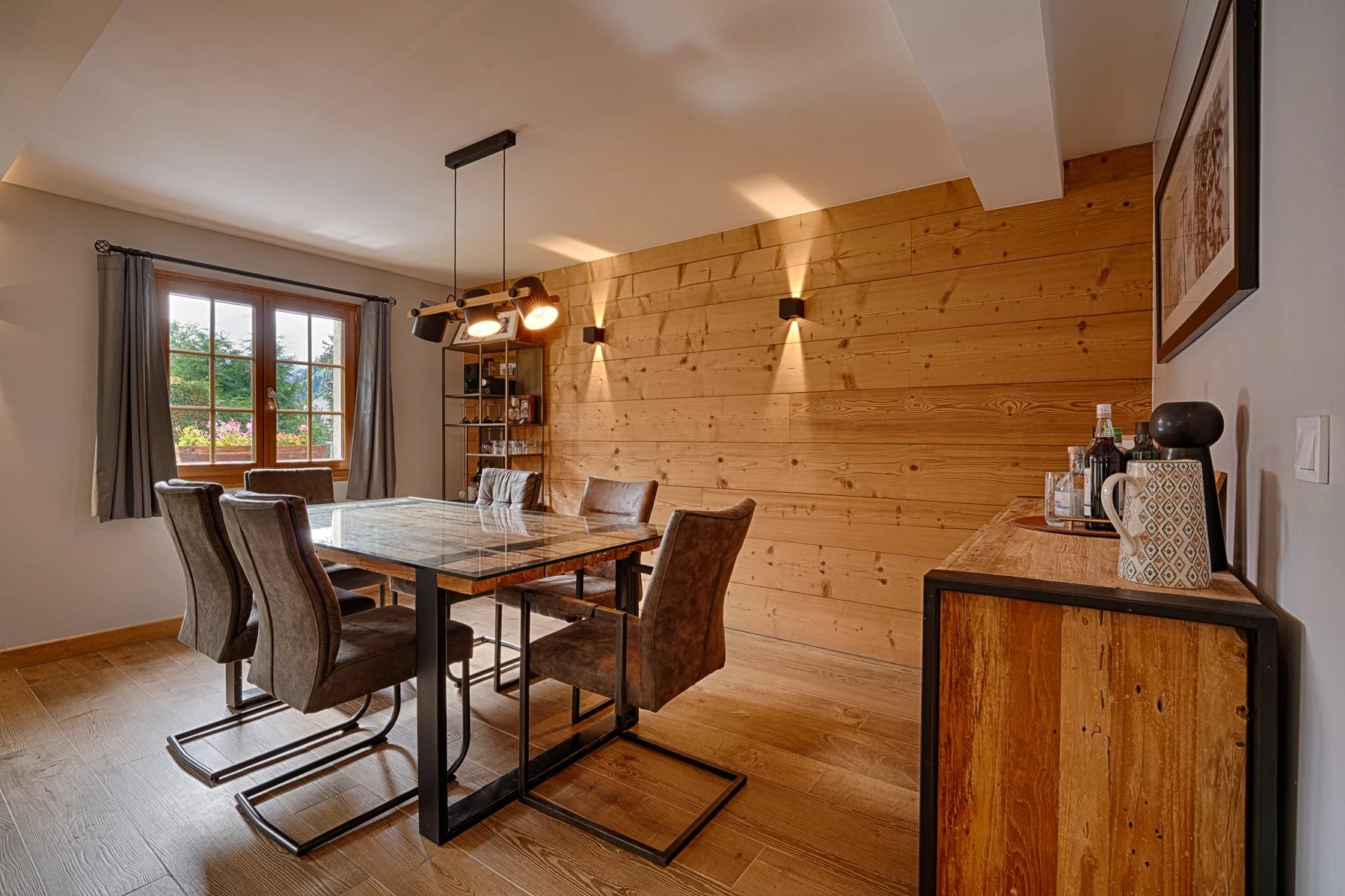 Photo of LES BOSSONS - A large, 4-bedroom chalet with independent apartment in les Bossons, Chamonix